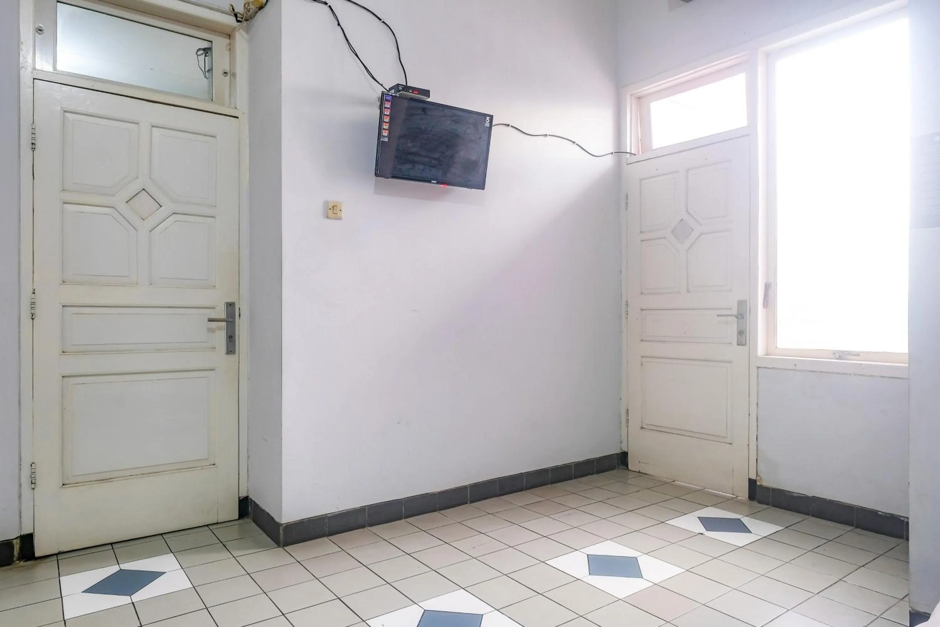 Bathroom in RedDoorz near Batik Tulis Celaket 2