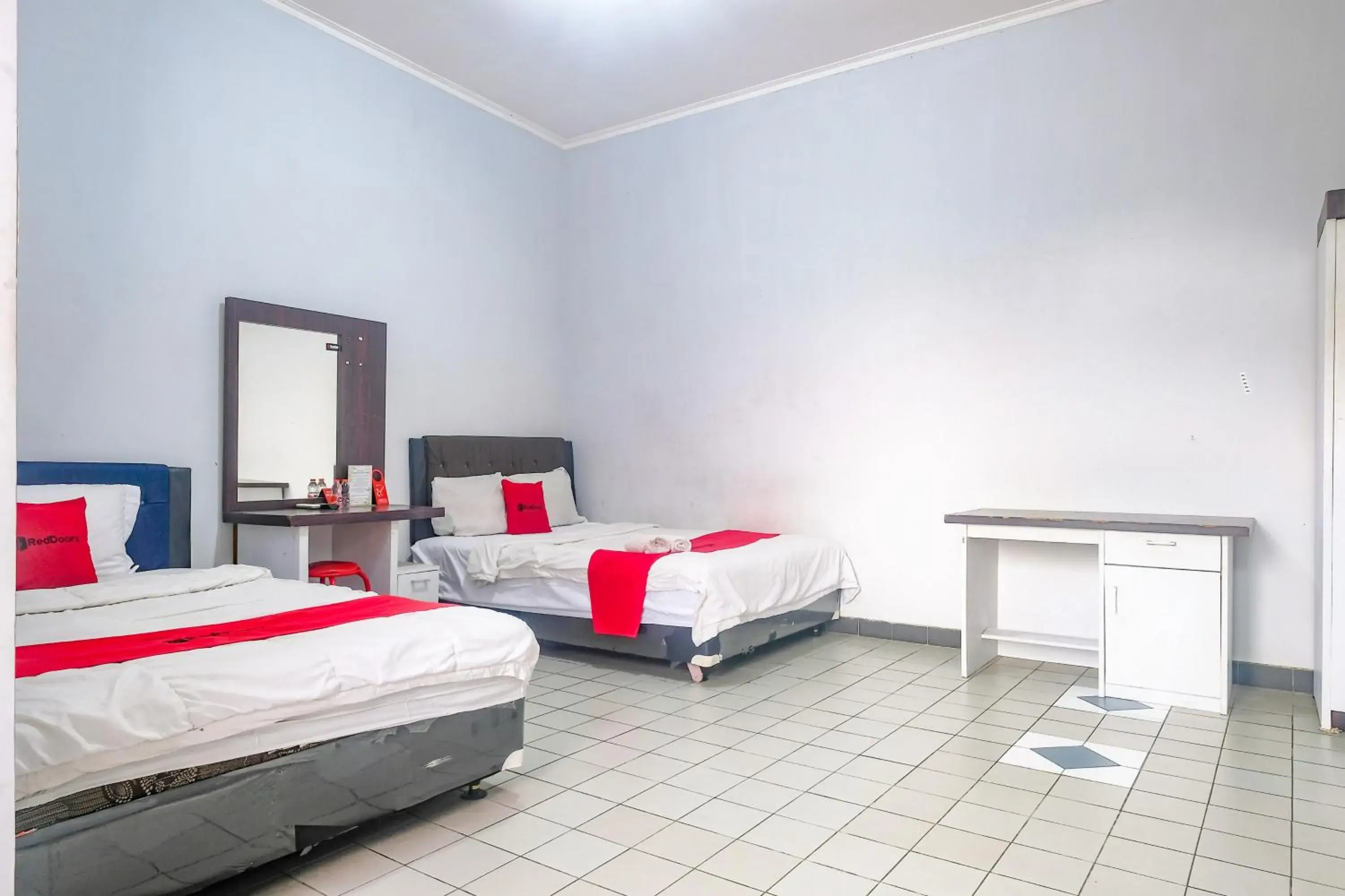 Triple Room in RedDoorz near Batik Tulis Celaket 2 Triple Room in RedDoorz near Batik Tulis Celaket 2