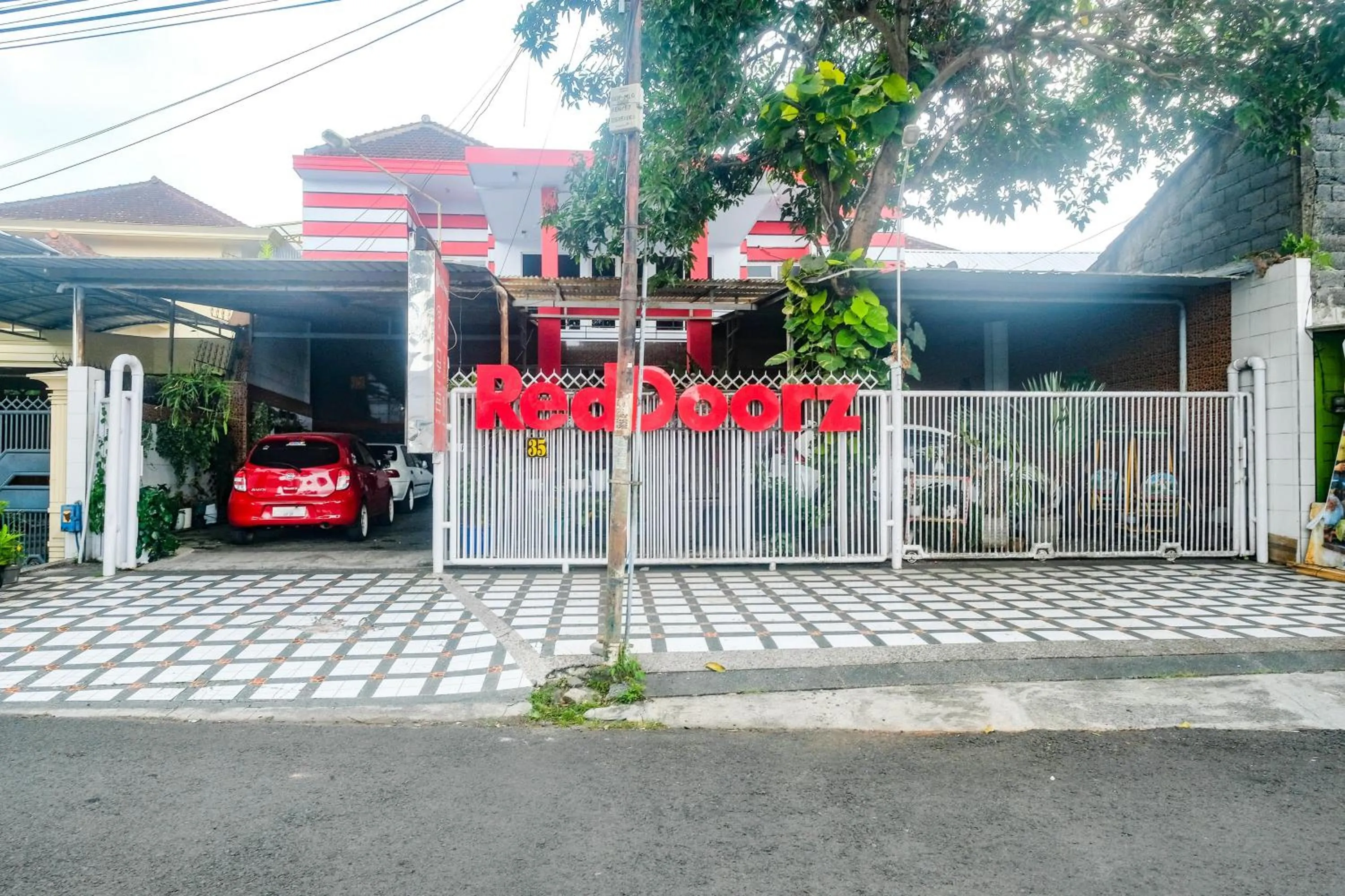 Facade/entrance in RedDoorz near Batik Tulis Celaket 2