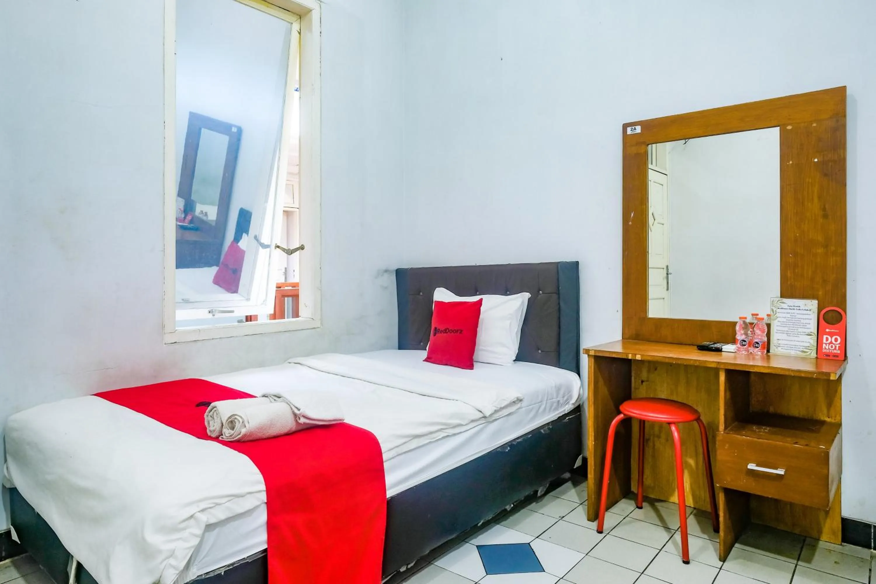 Bedroom, Bed in RedDoorz near Batik Tulis Celaket 2