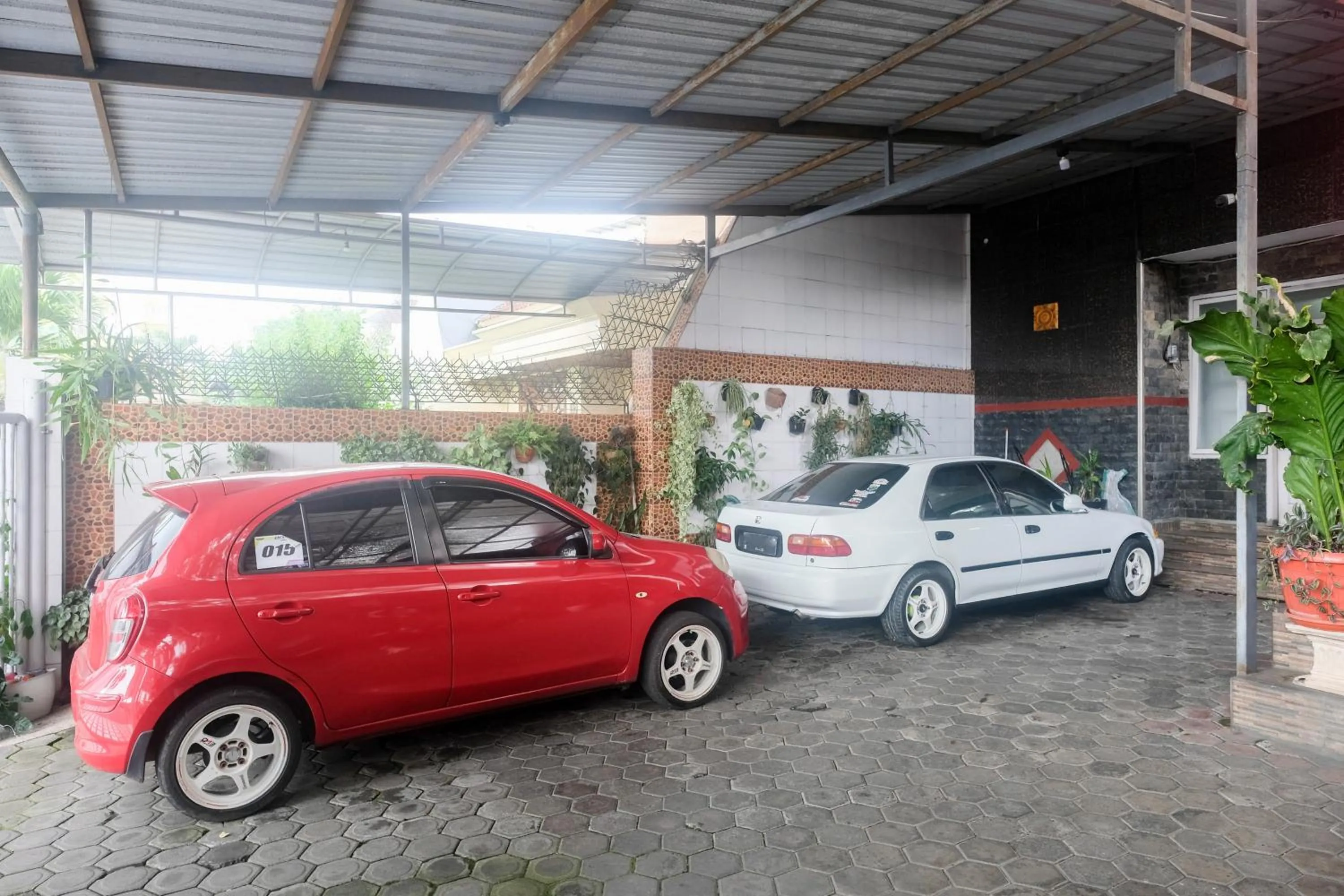 Parking in RedDoorz near Batik Tulis Celaket 2