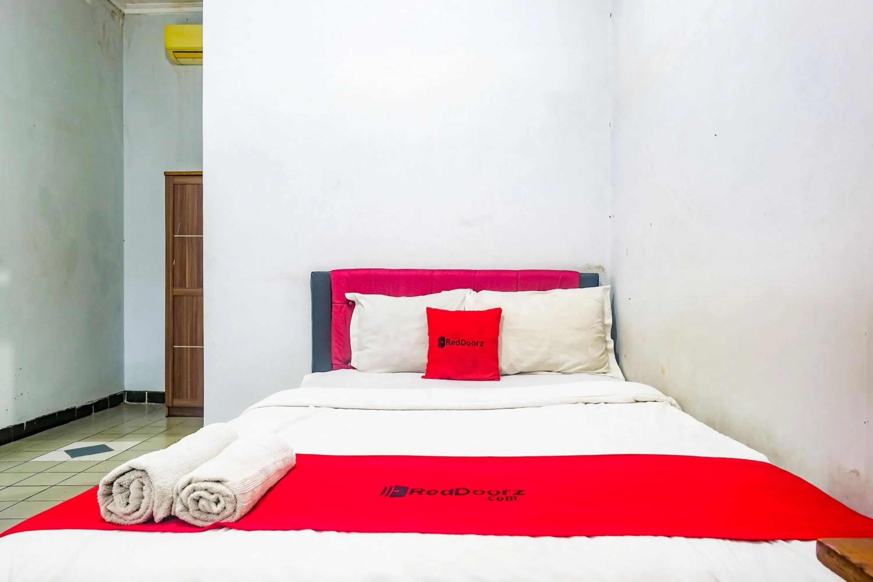 Bedroom, Bed in RedDoorz near Batik Tulis Celaket 2