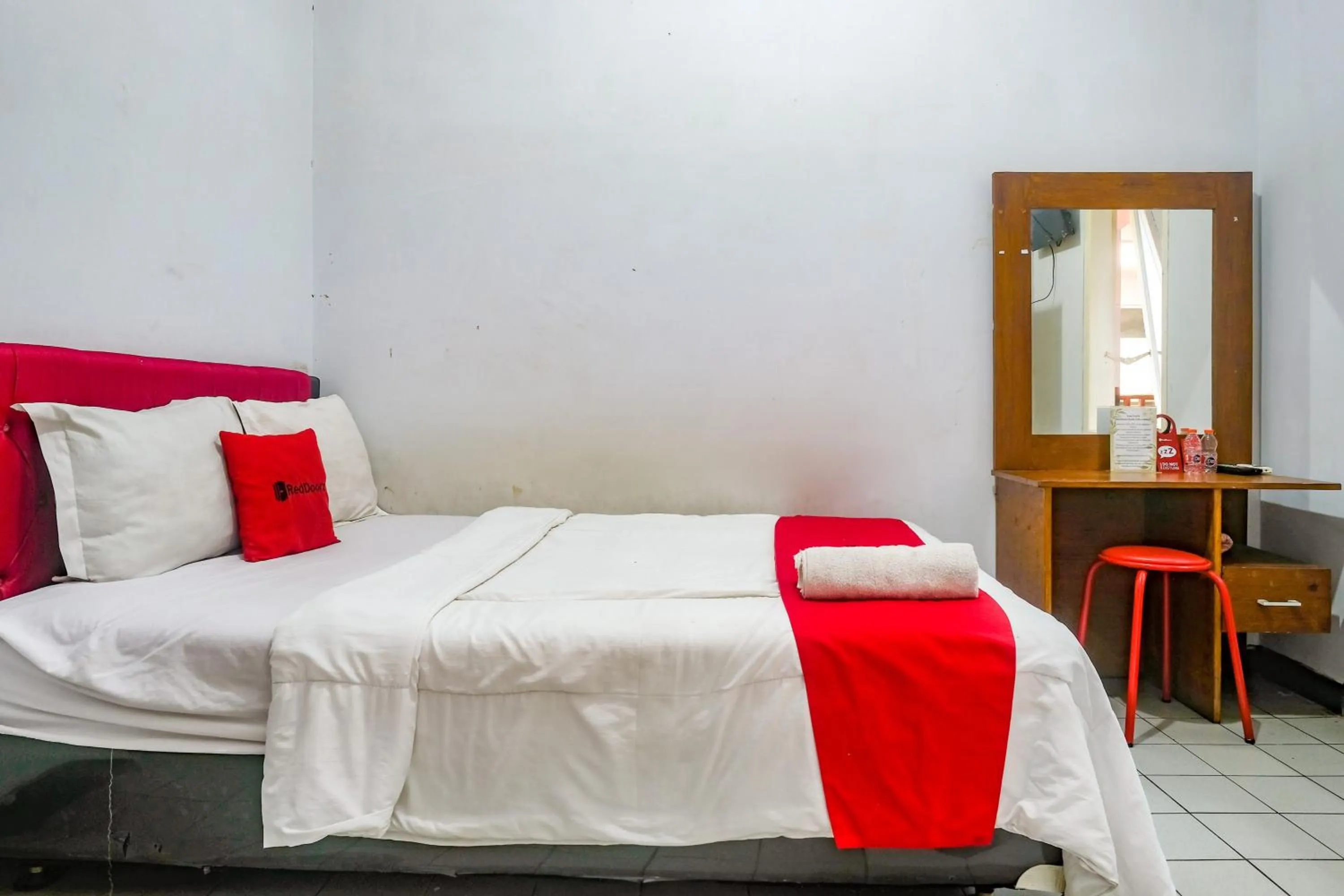 Bedroom, Bed in RedDoorz near Batik Tulis Celaket 2