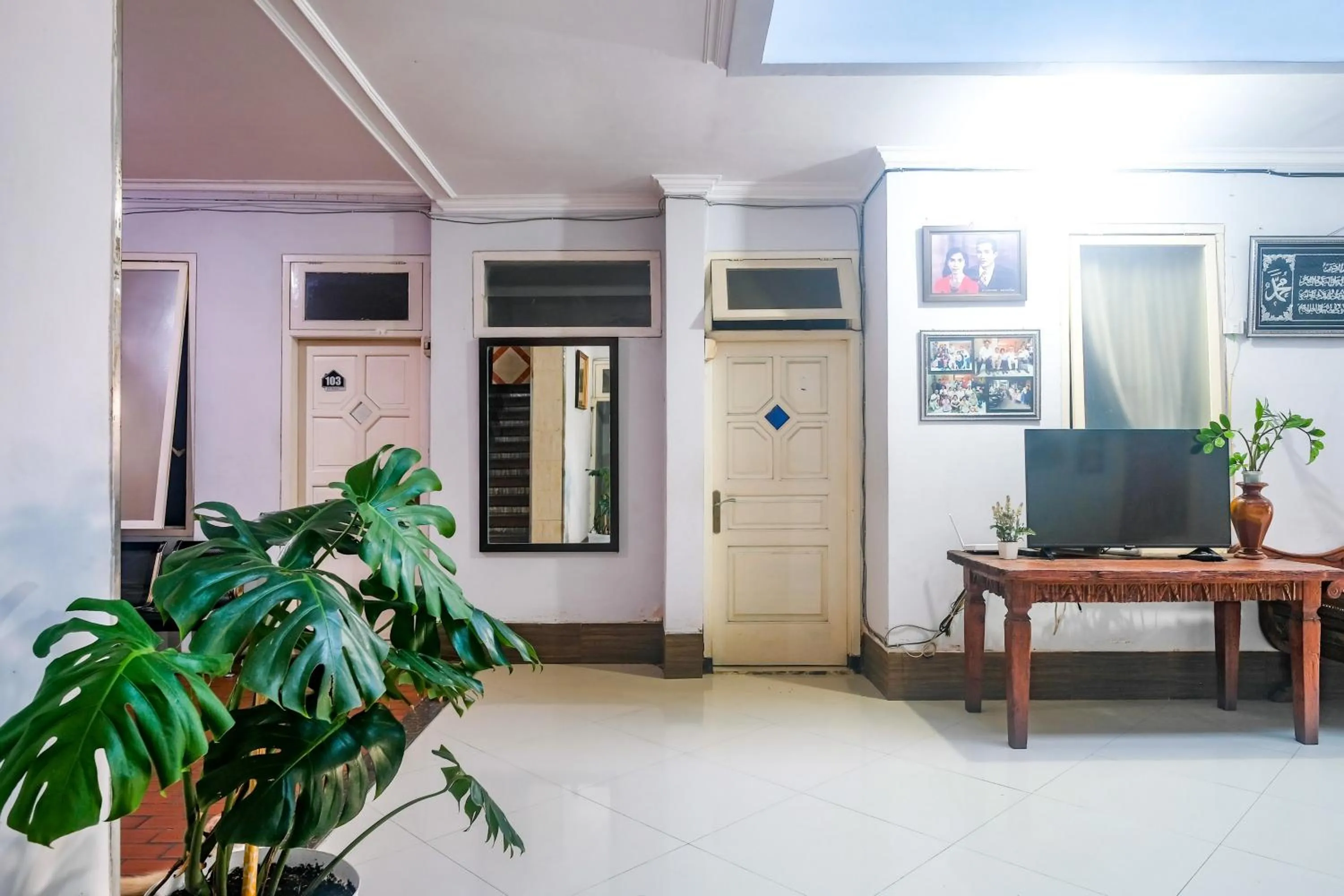 TV and multimedia in RedDoorz near Batik Tulis Celaket 2