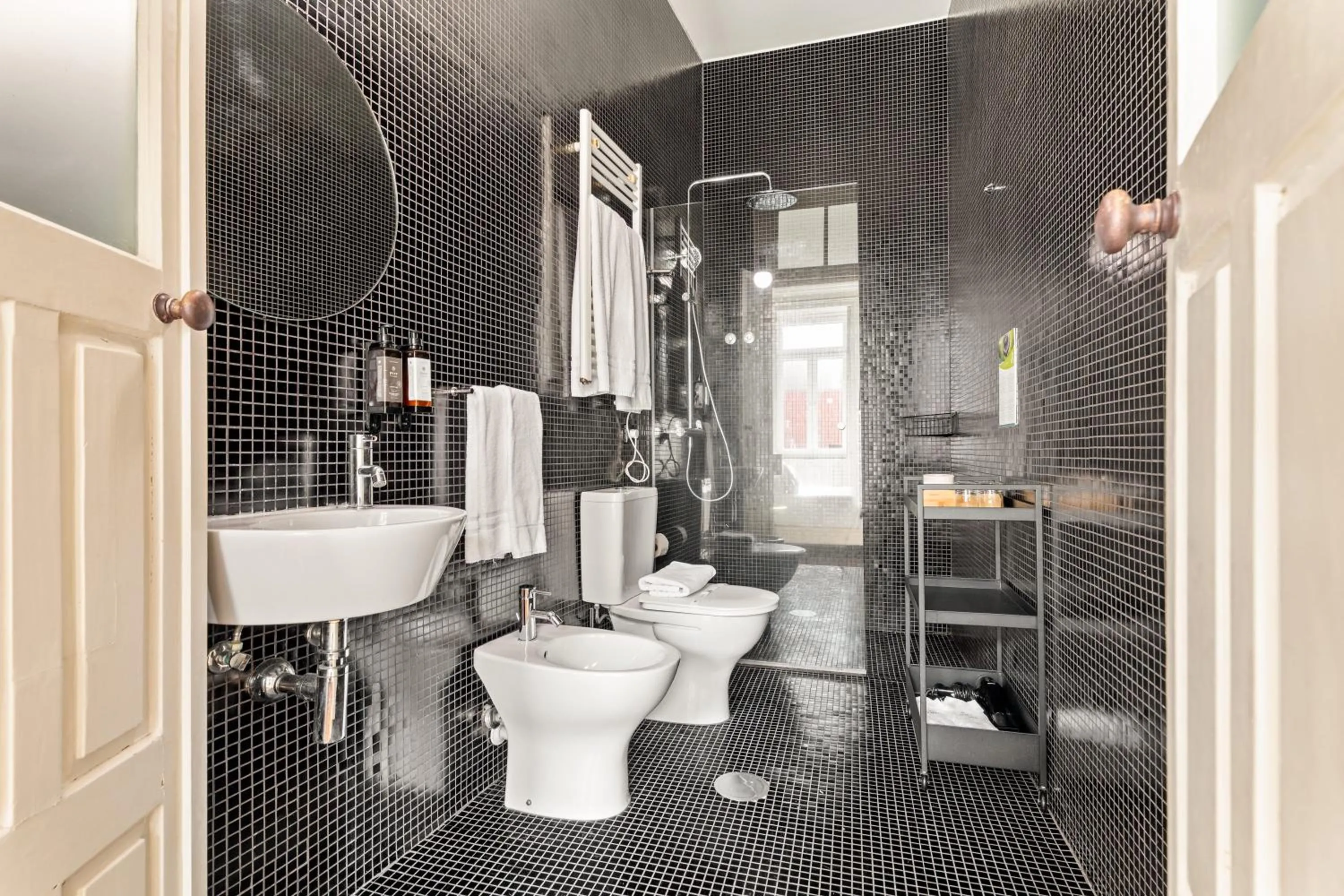 Shower in Casa dos Lóios by Shiadu