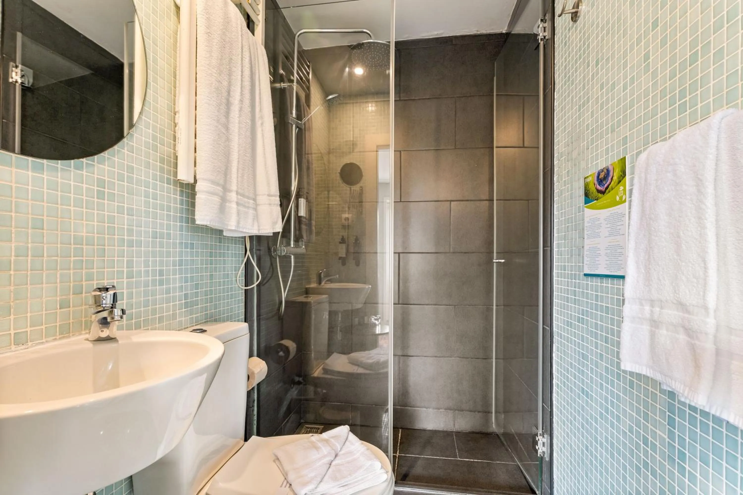 Shower in Casa dos Lóios by Shiadu