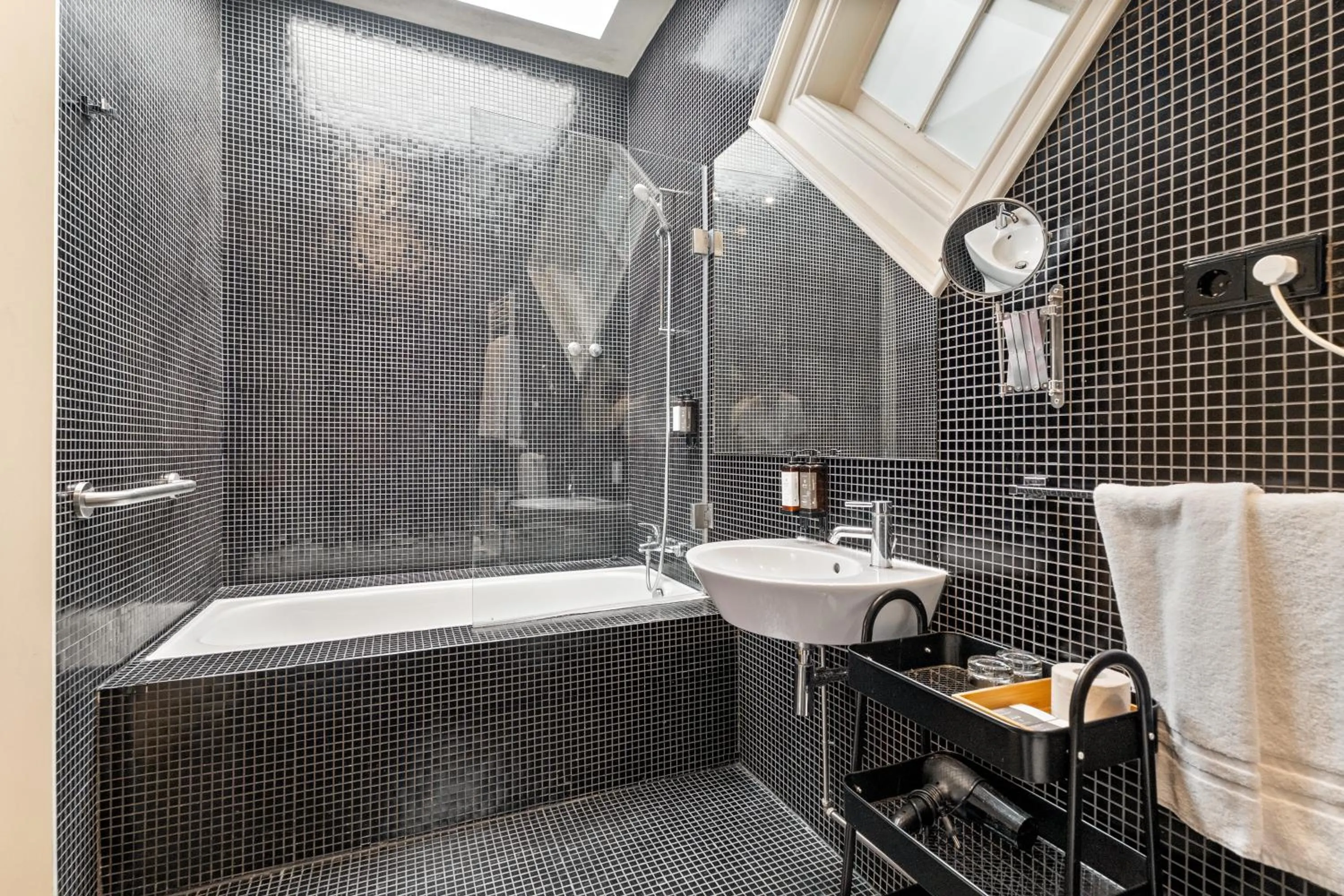 Bathroom in Casa dos Lóios by Shiadu