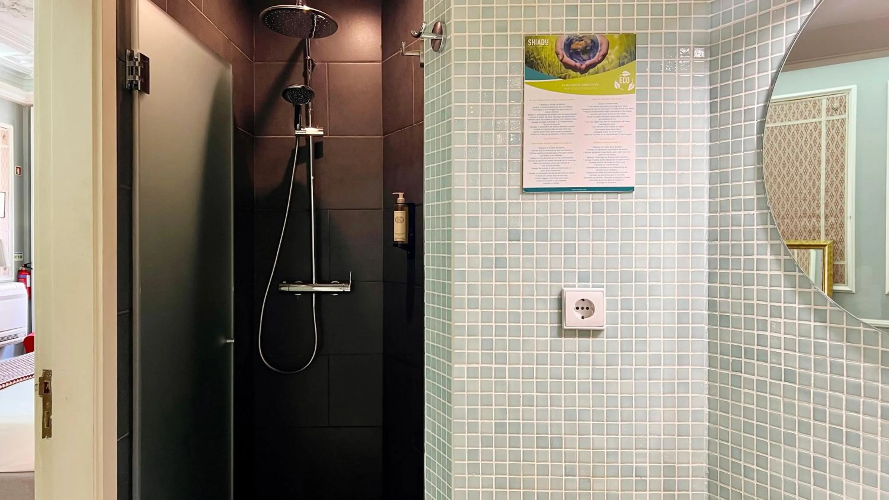 Shower in Casa dos Lóios by Shiadu