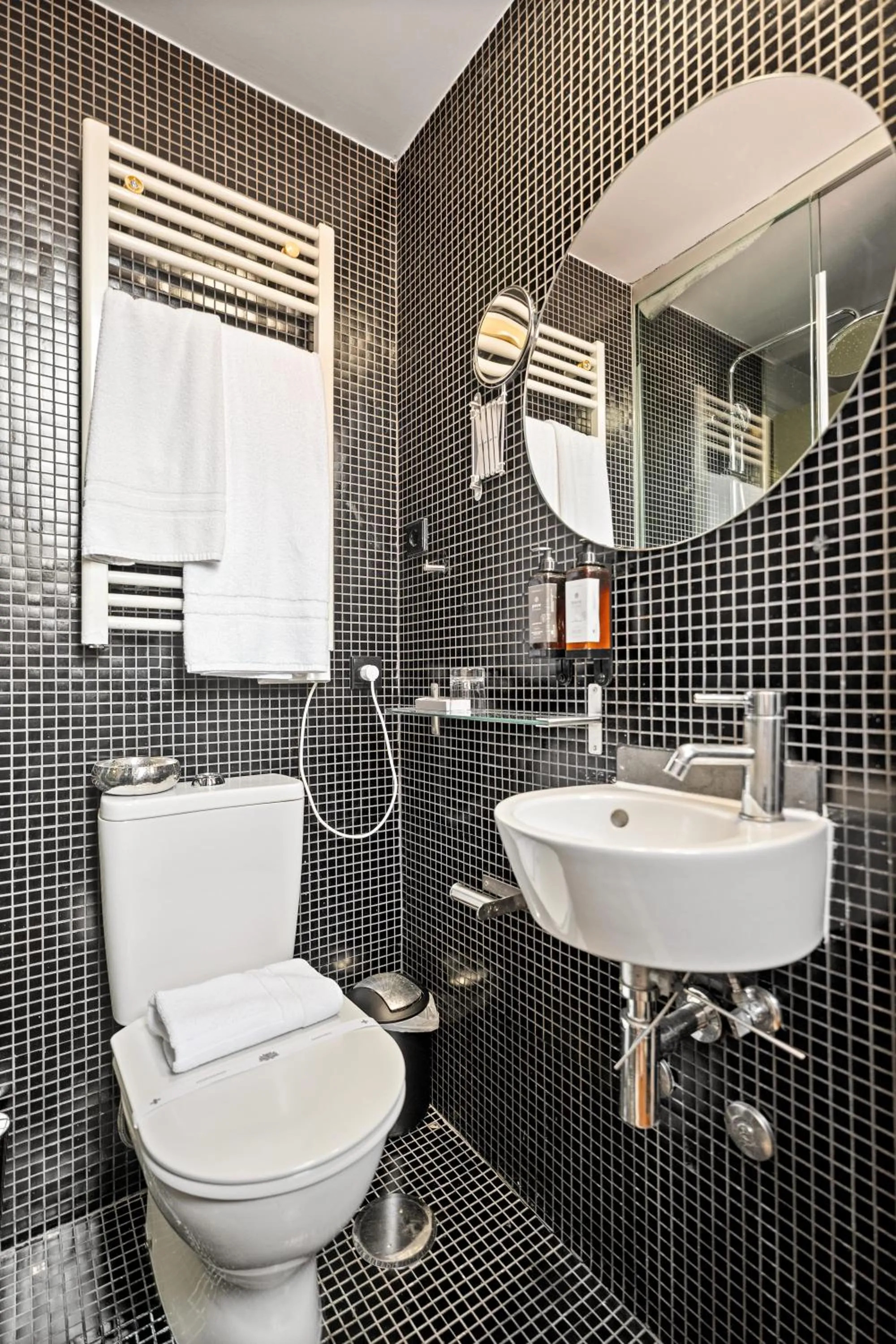 Shower in Casa dos Lóios by Shiadu