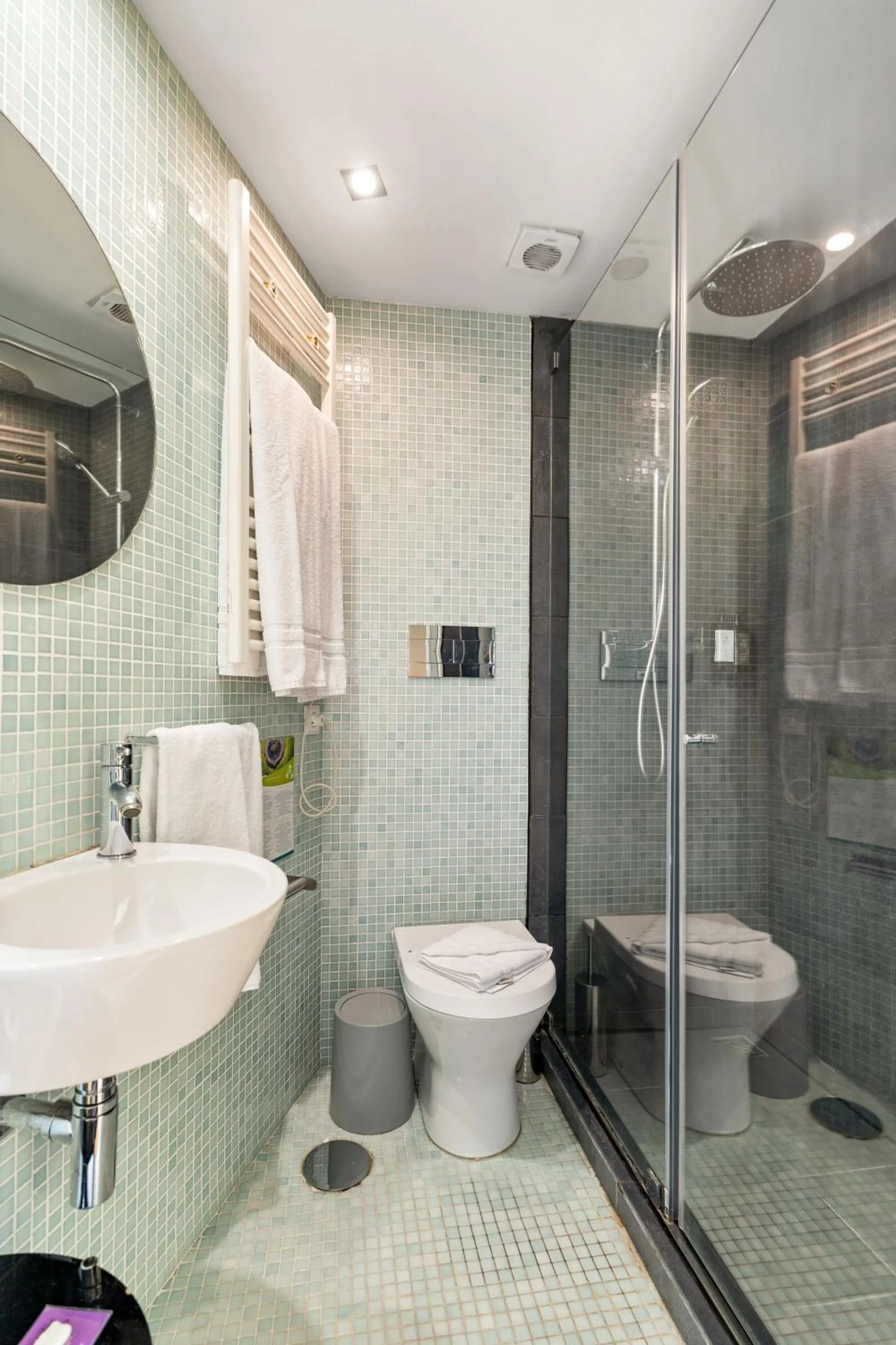 Shower in Casa dos Lóios by Shiadu