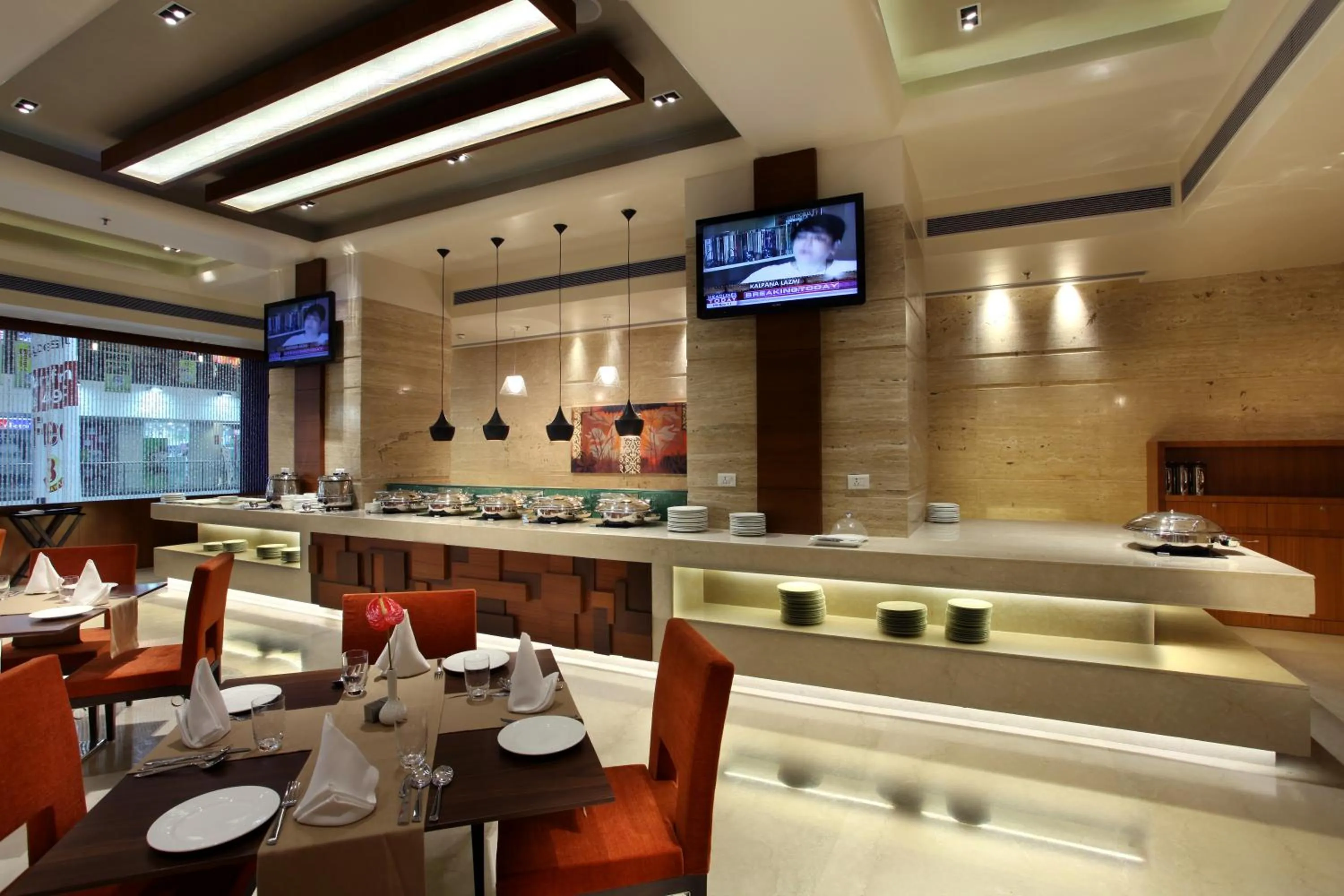 Restaurant/places to eat in Mahagun Sarovar Portico Suites