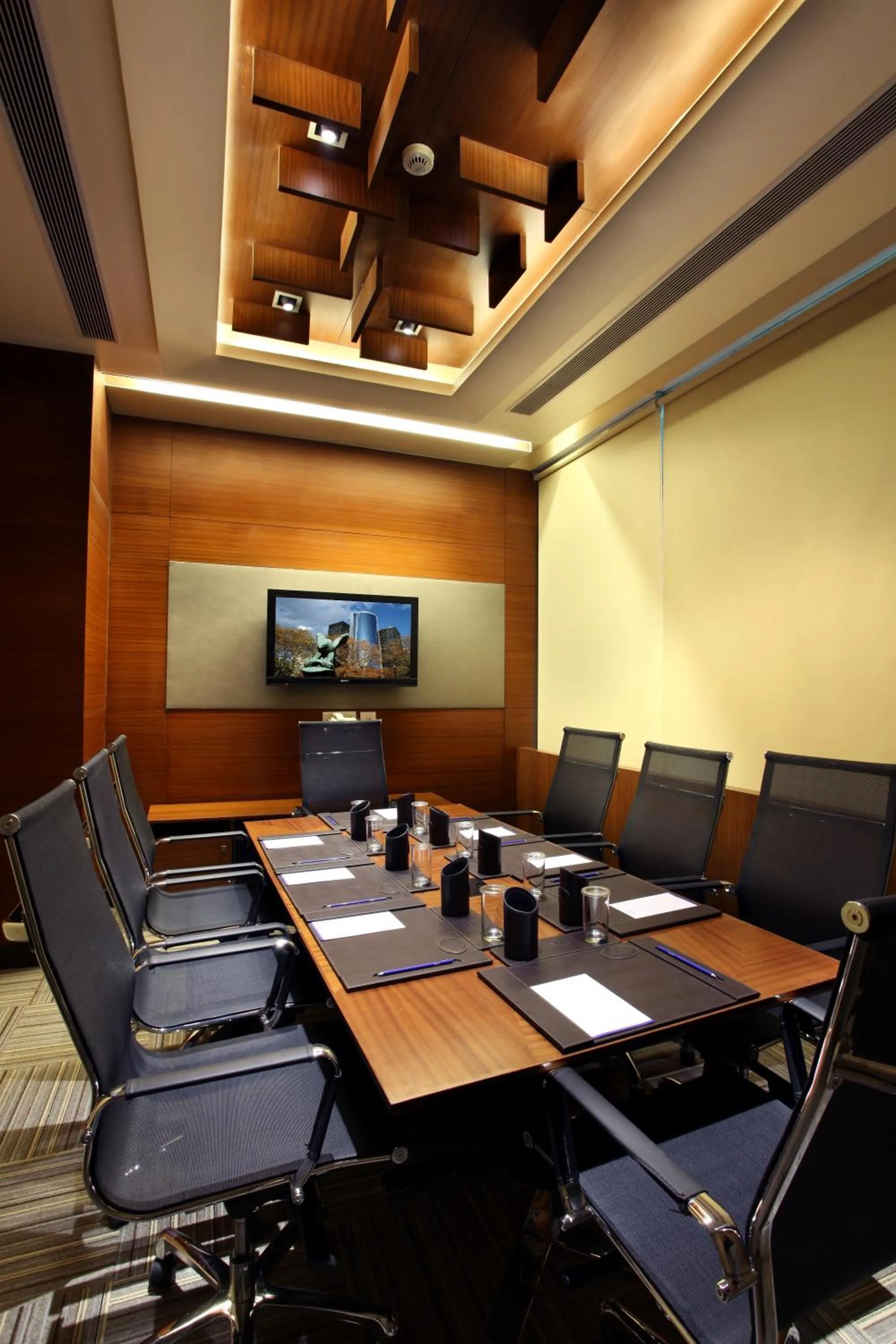 Business facilities in Mahagun Sarovar Portico Suites