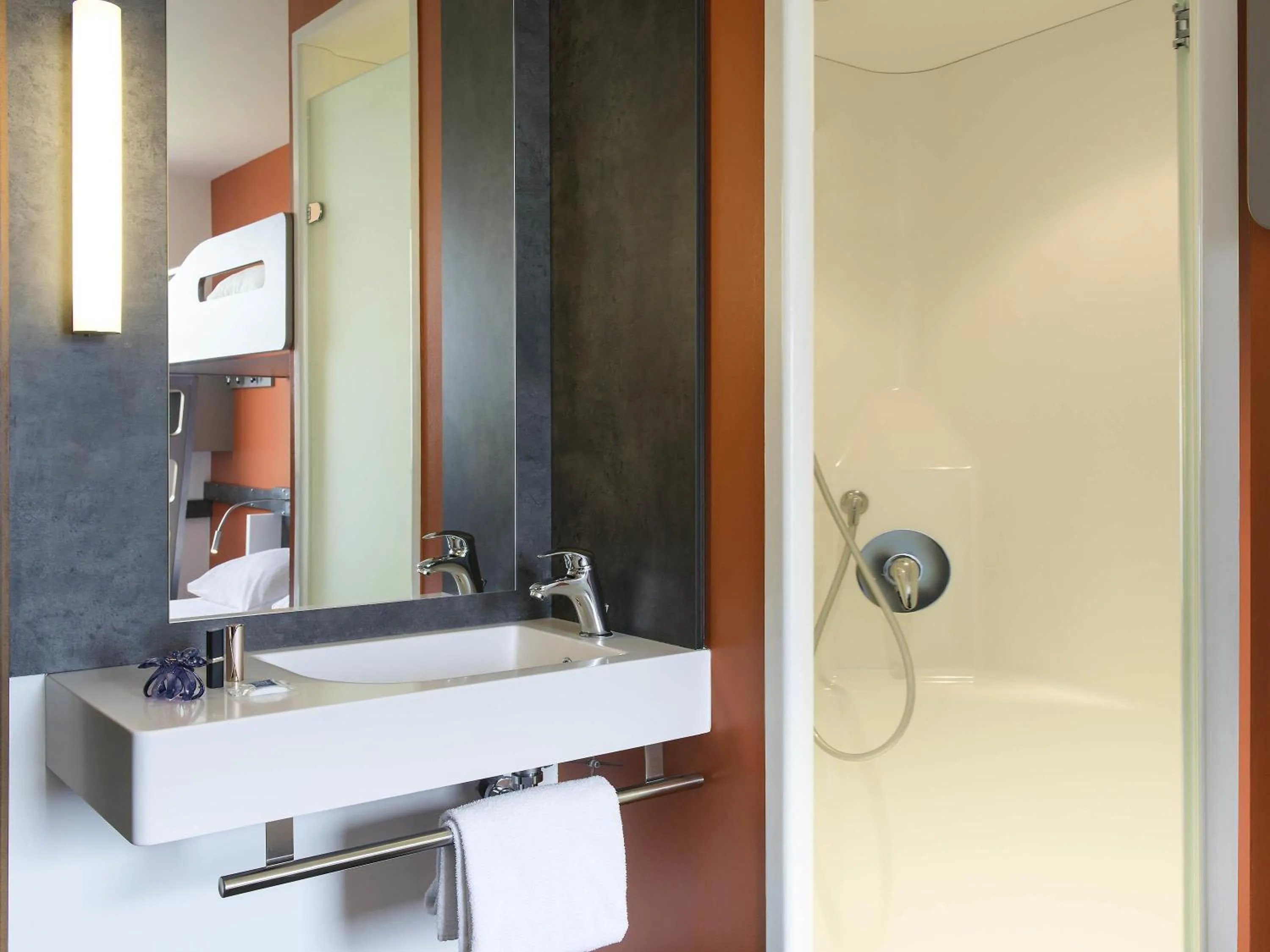 Bedroom in ibis budget Aéroport Lyon Saint Exupéry