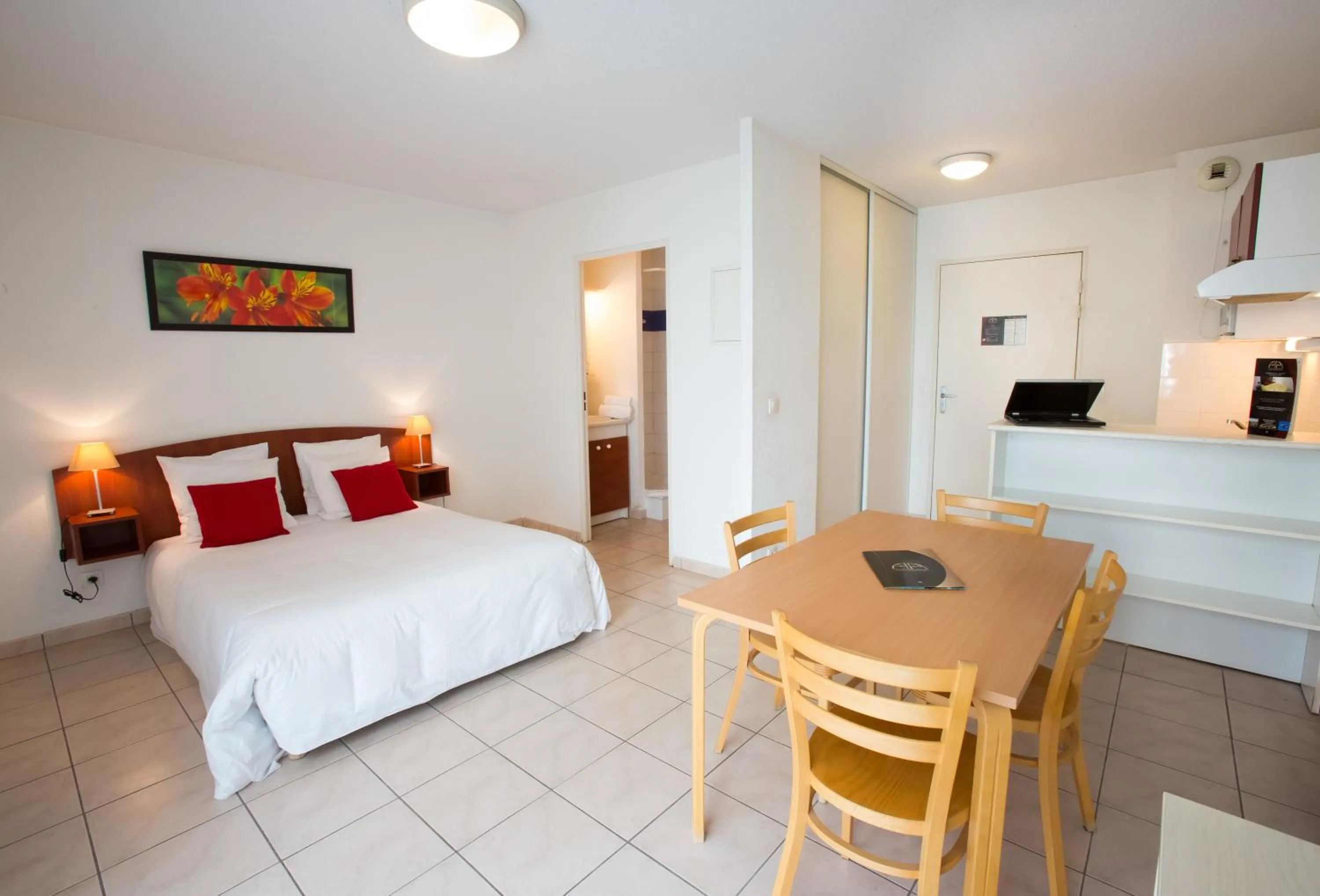 Dining area, Bed in All Suites Appart Hôtel - Bordeaux - Mérignac Aéroport