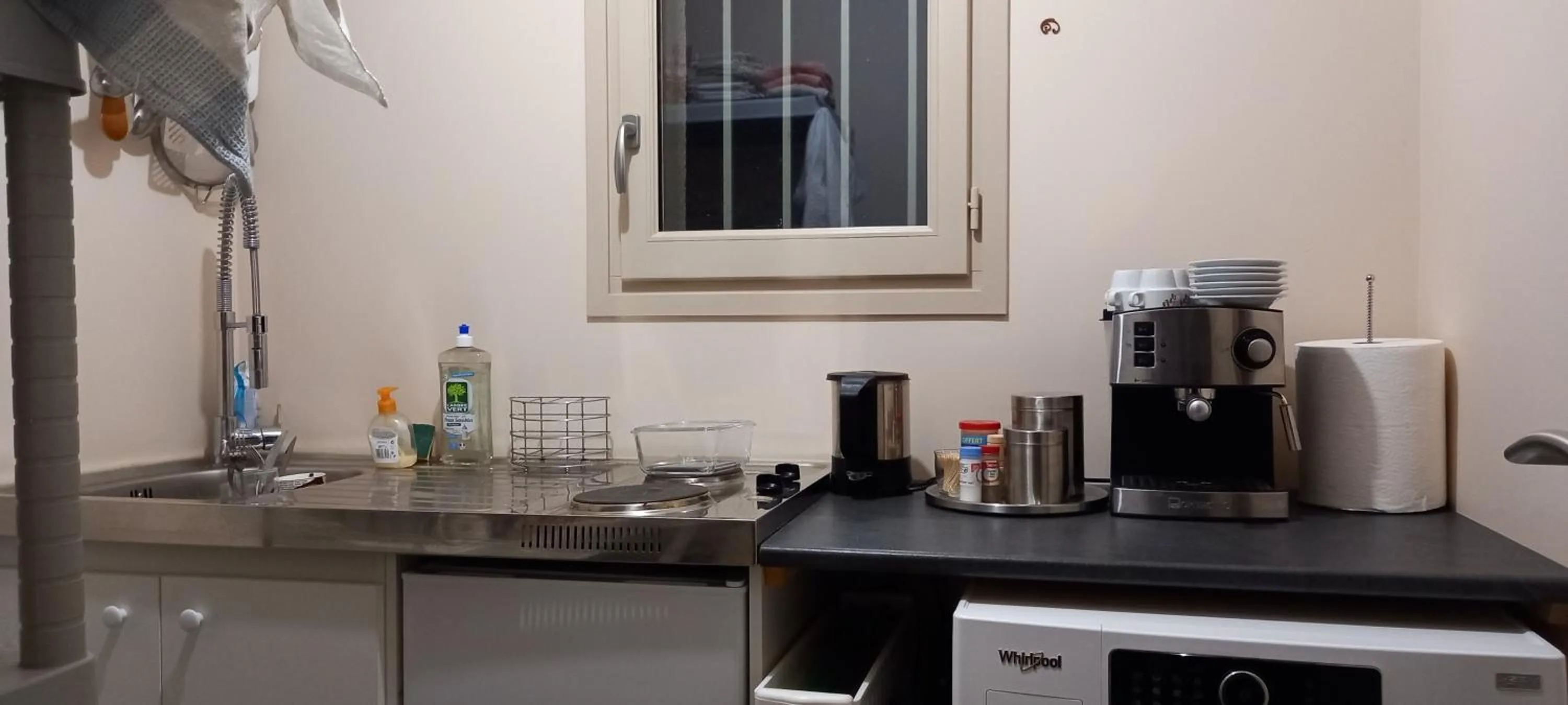 Communal kitchen in Aux penates de Toni Beauval