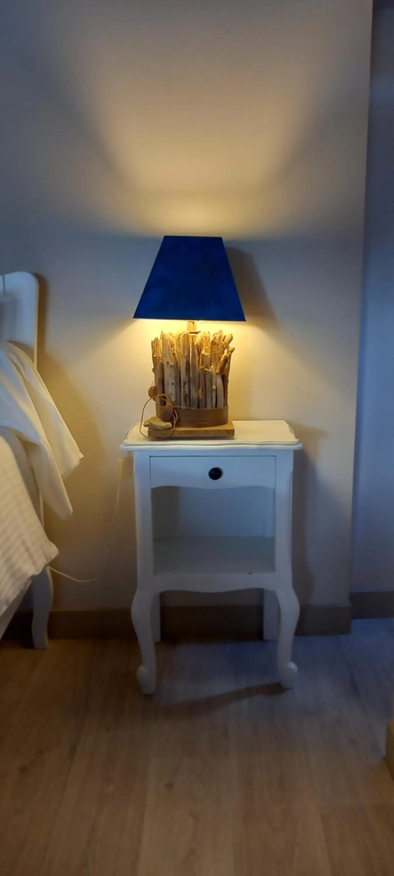 Decorative detail in Aux penates de Toni Beauval