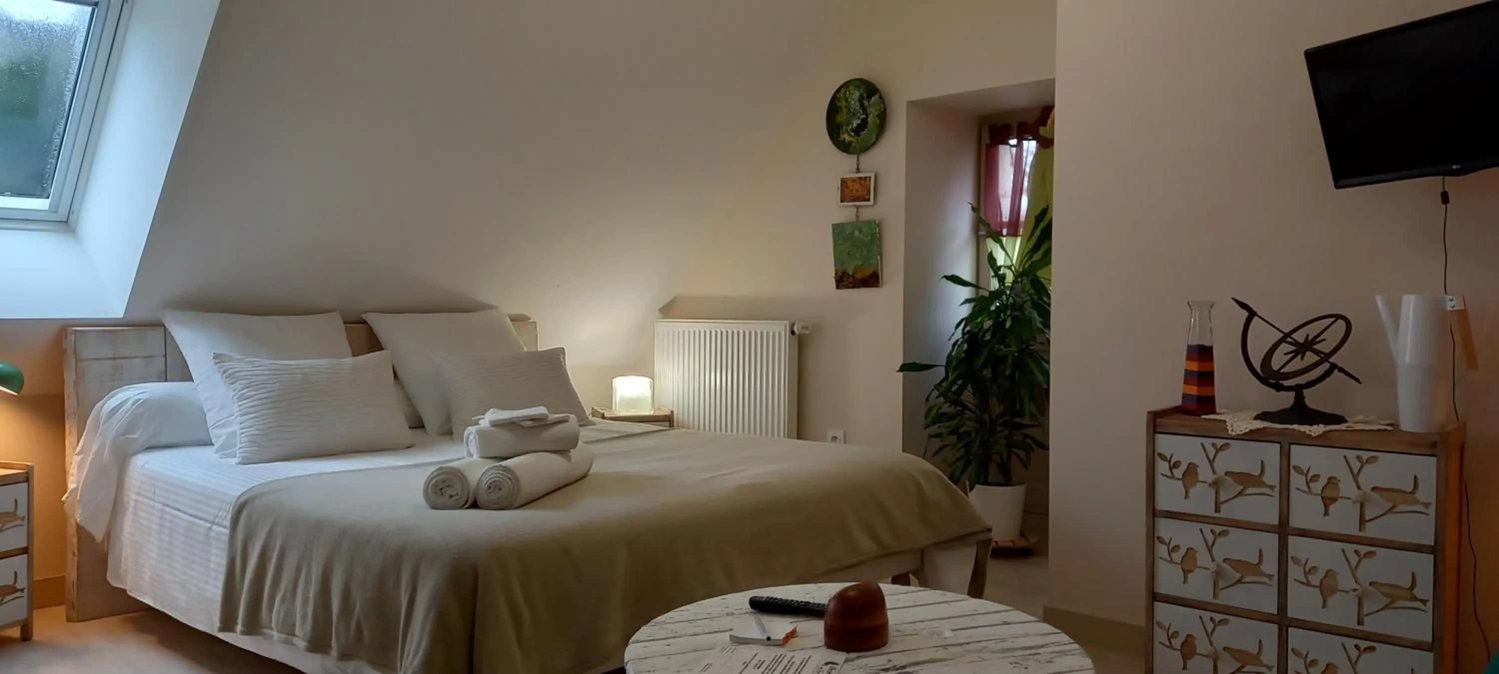 Bed in Aux penates de Toni Beauval