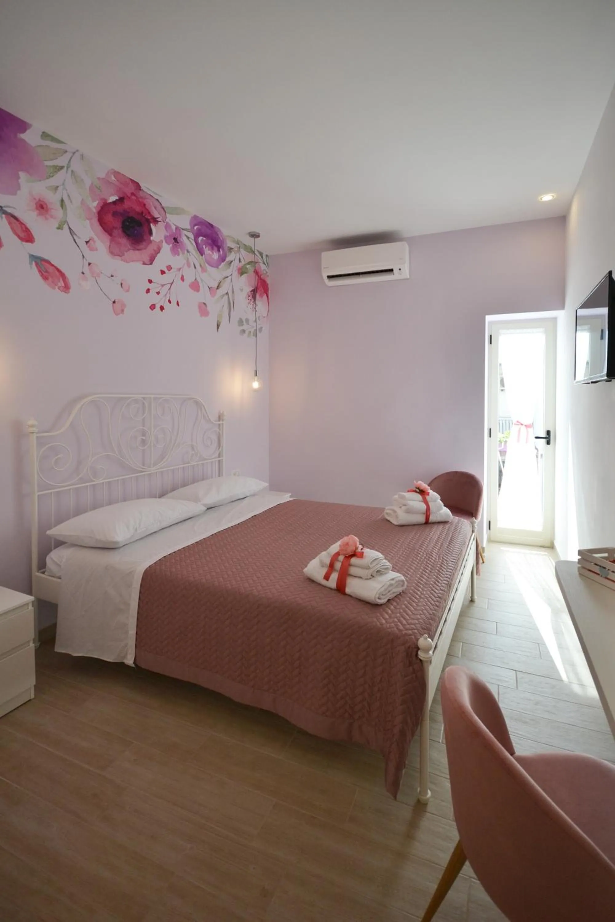 Photo of the whole room, Bed in Flower house