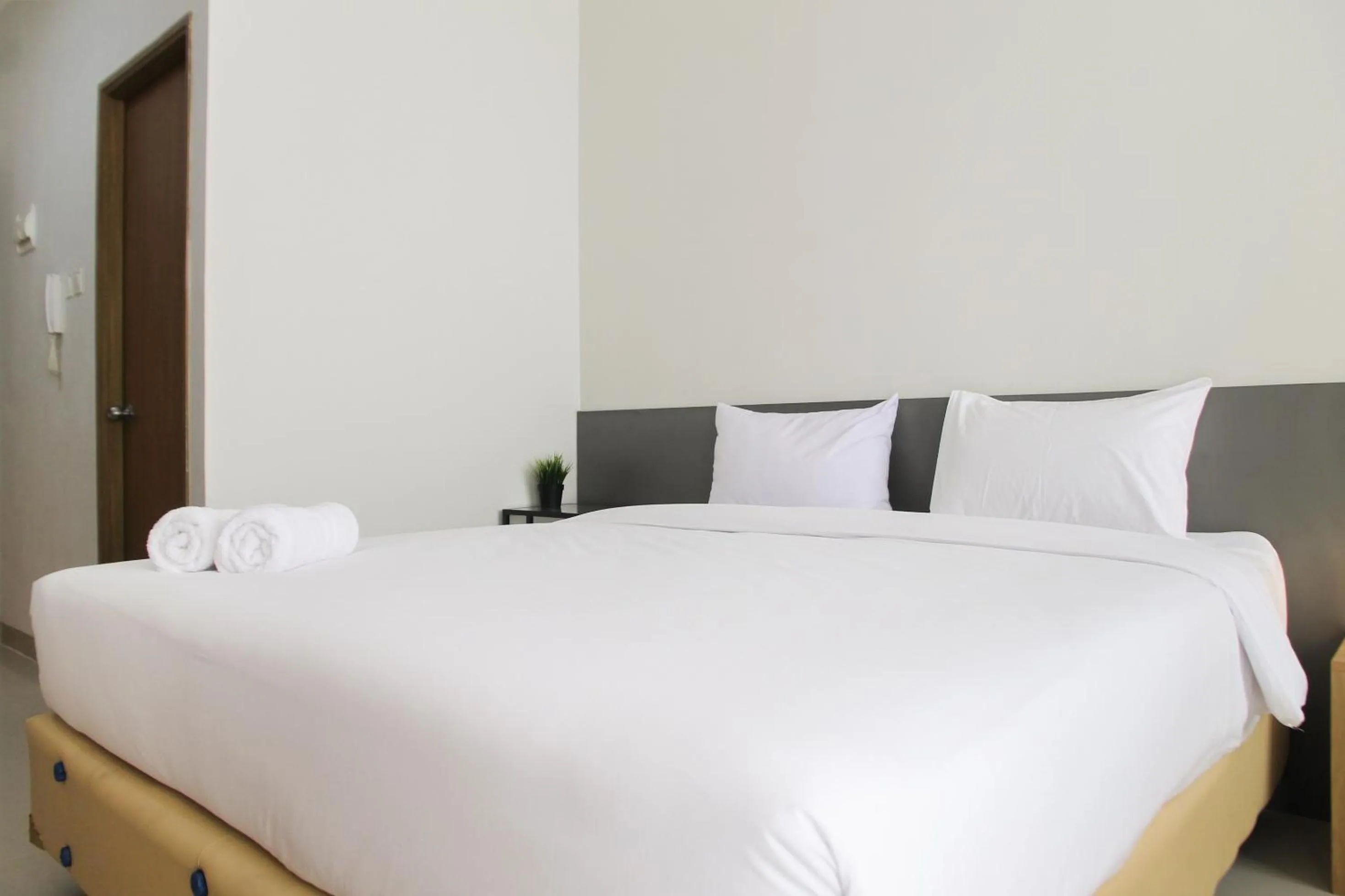 Comfy Studio Room The Oasis Cikarang Apartment By Travelio