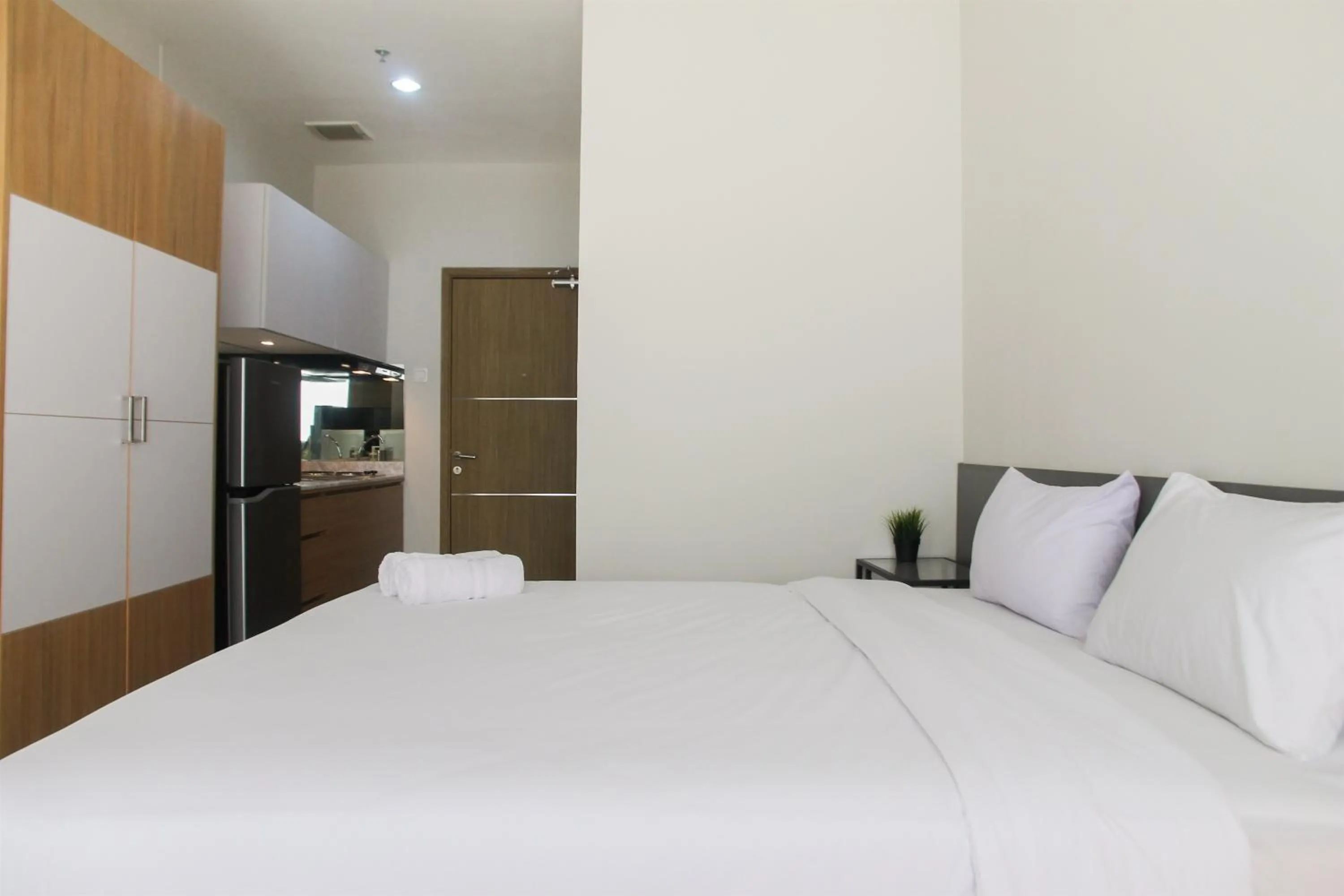 Bed in Comfy Studio Room The Oasis Cikarang Apartment By Travelio