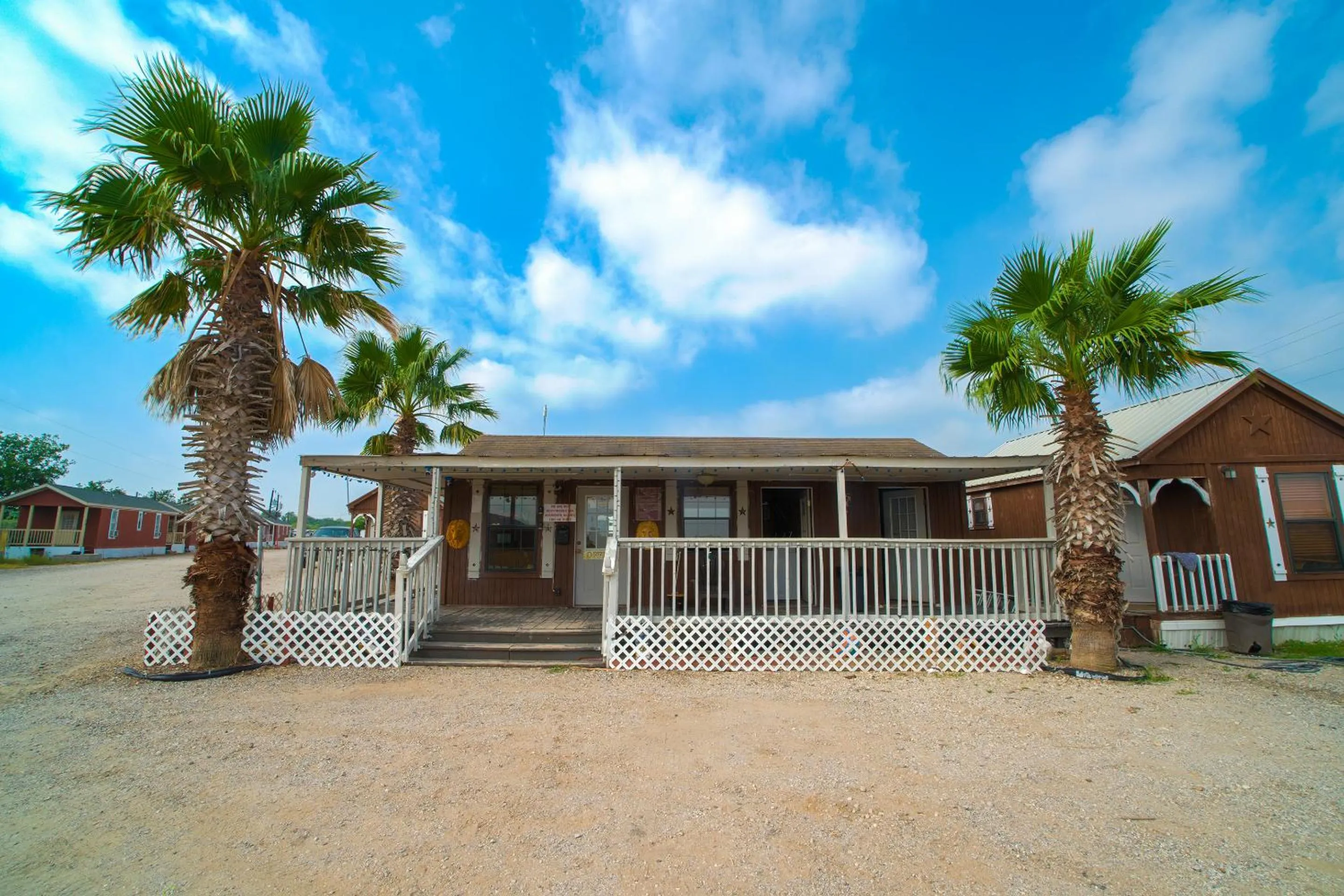 Property building in Grand Eagle Ford Lodge & RV Park