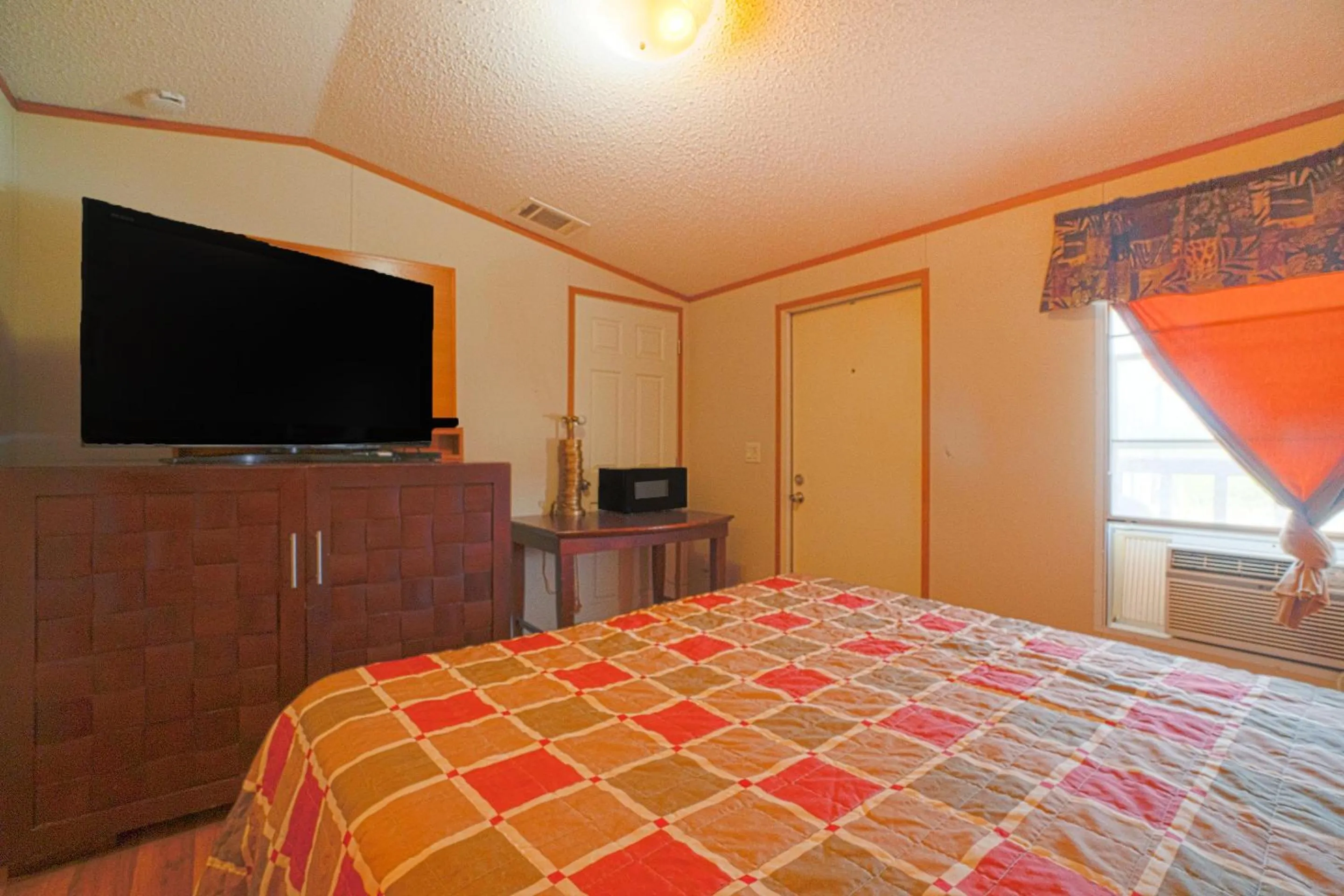 Bedroom, Bed in Grand Eagle Ford Lodge & RV Park