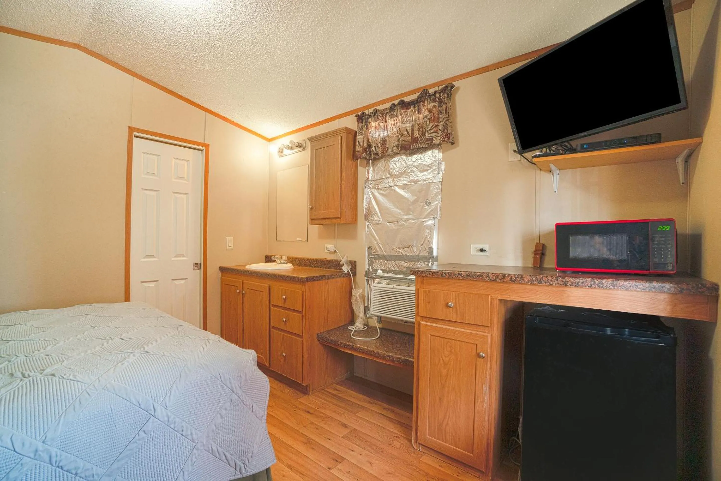 Bedroom, Bed in Grand Eagle Ford Lodge & RV Park