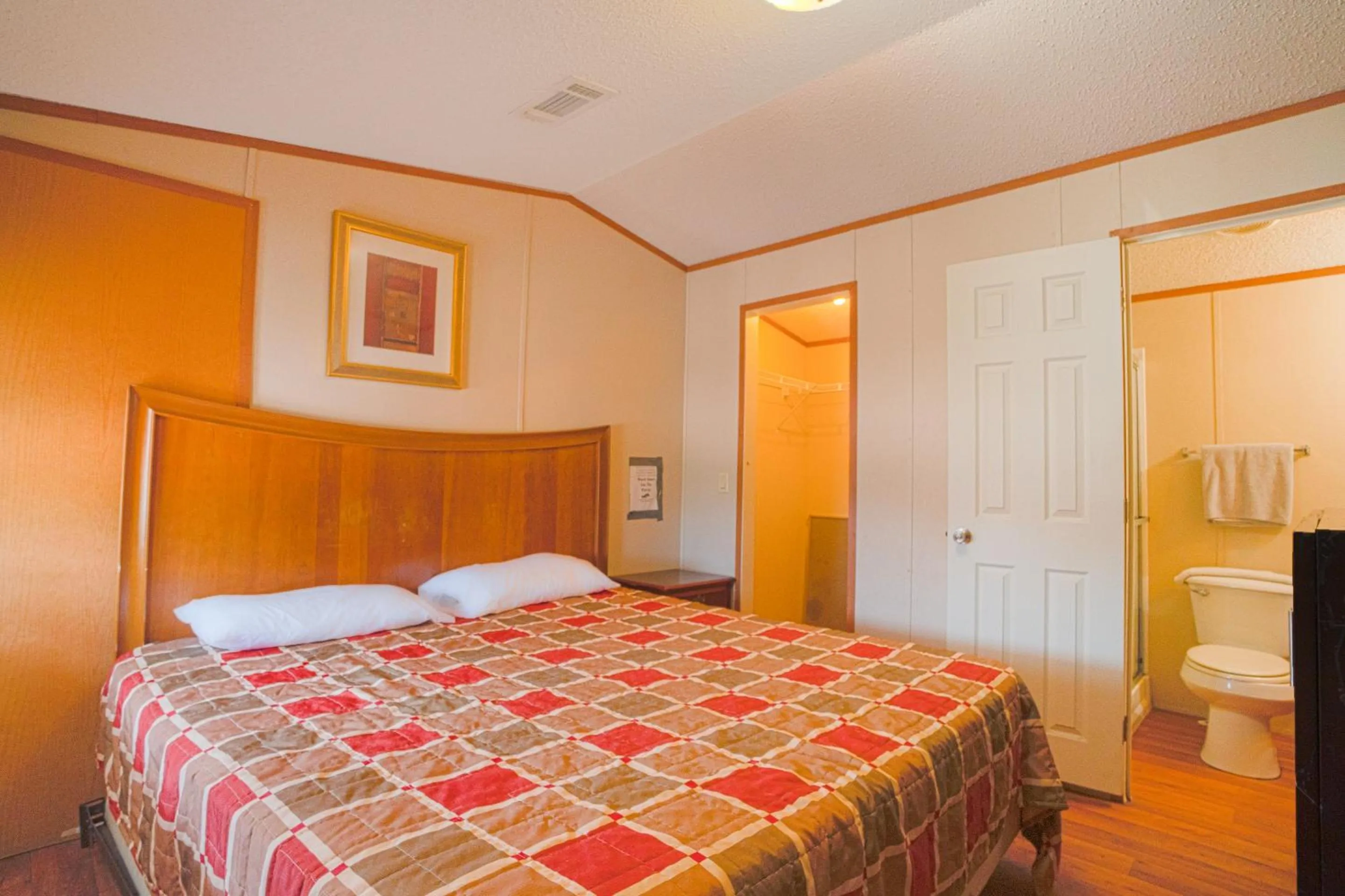Bedroom, Bed in Grand Eagle Ford Lodge & RV Park