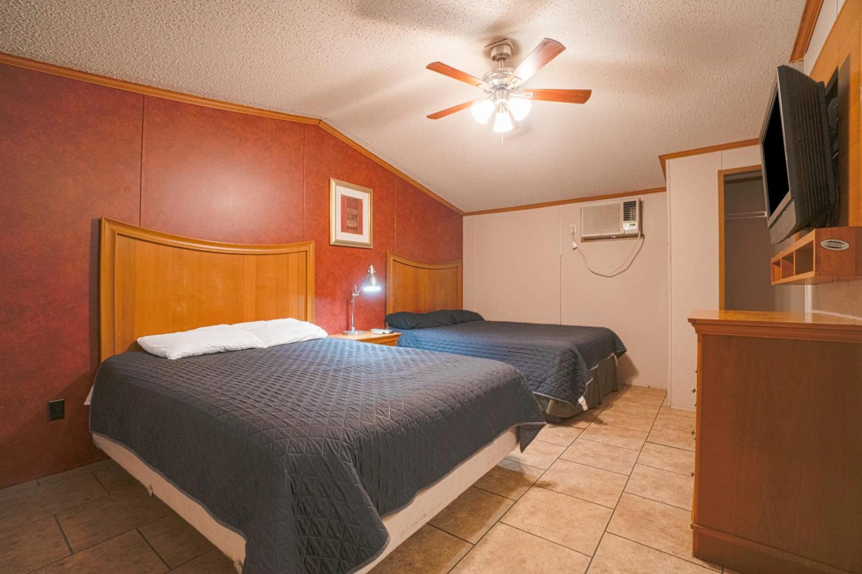 Bedroom, Bed in Grand Eagle Ford Lodge & RV Park