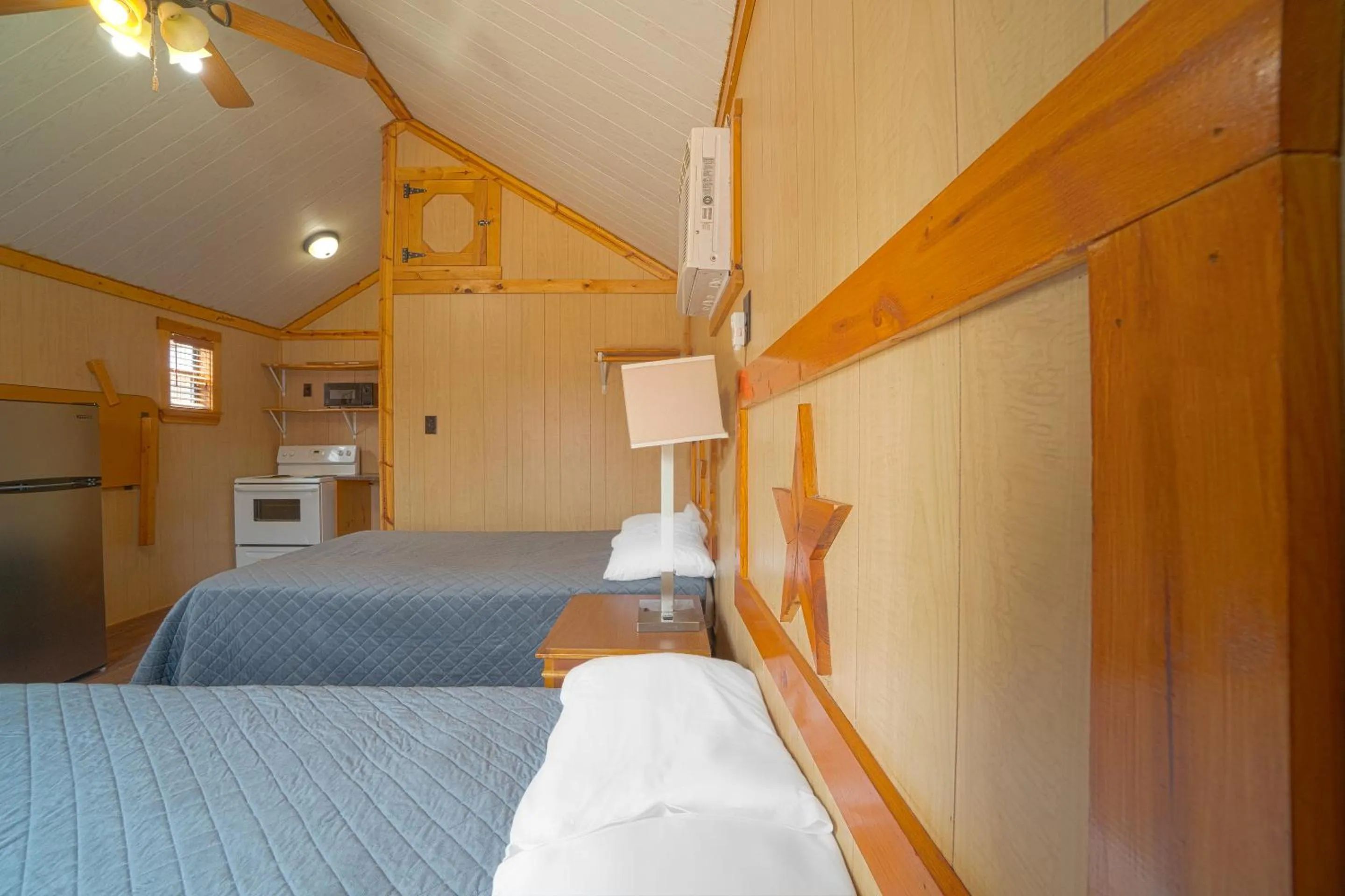 Bedroom, Bed in Grand Eagle Ford Lodge & RV Park