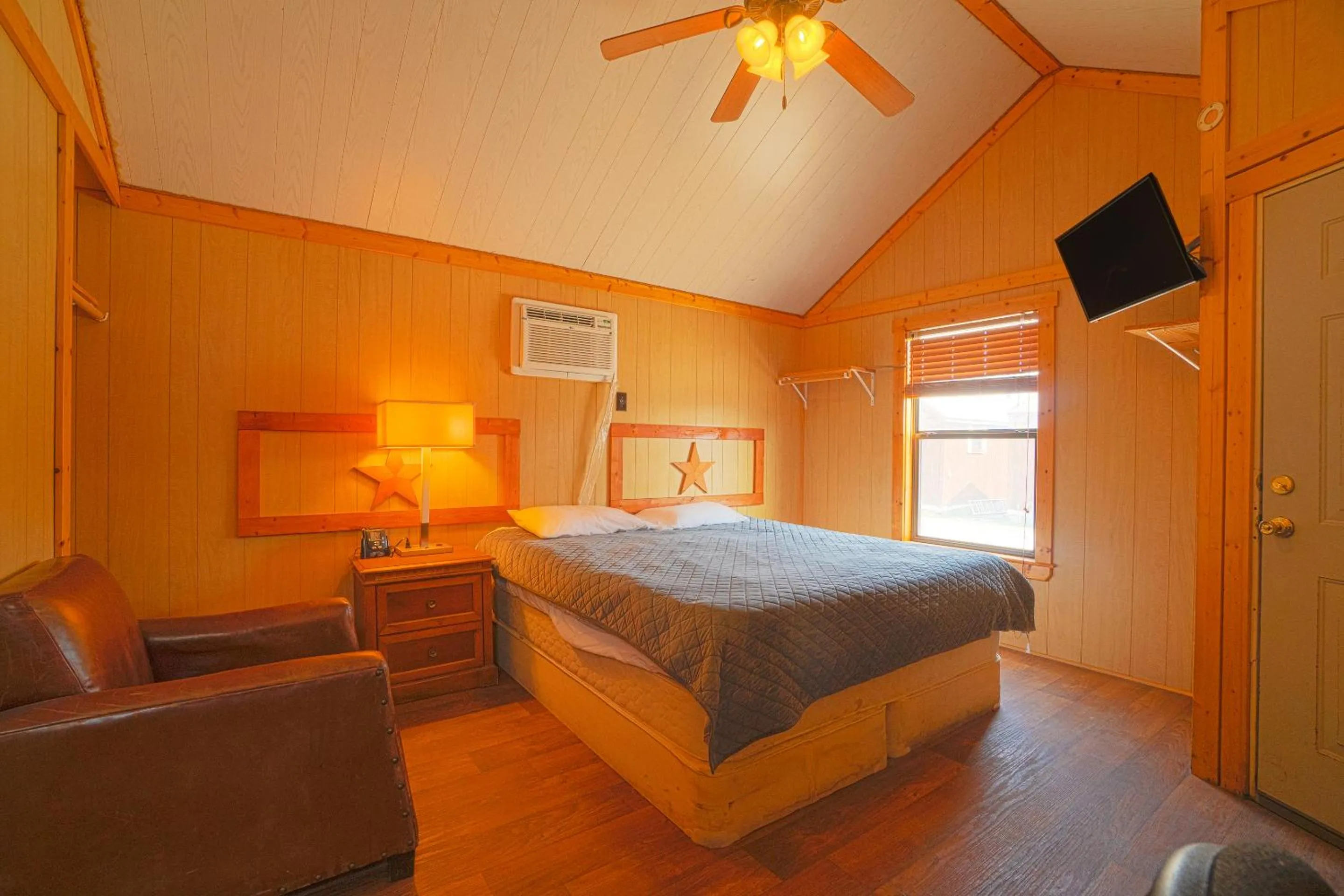 Bedroom, Bed in Grand Eagle Ford Lodge & RV Park