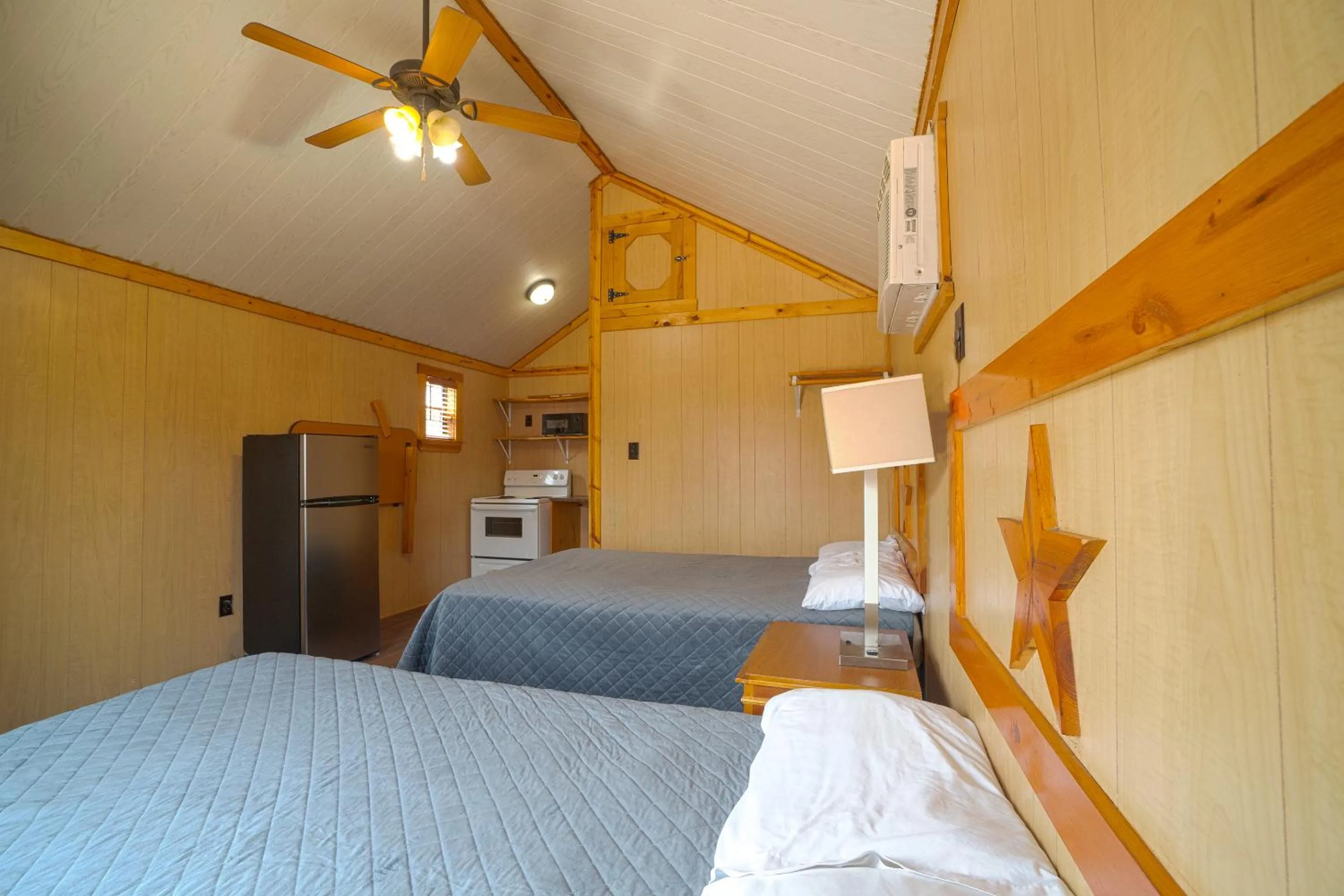 Bedroom, Bed in Grand Eagle Ford Lodge & RV Park