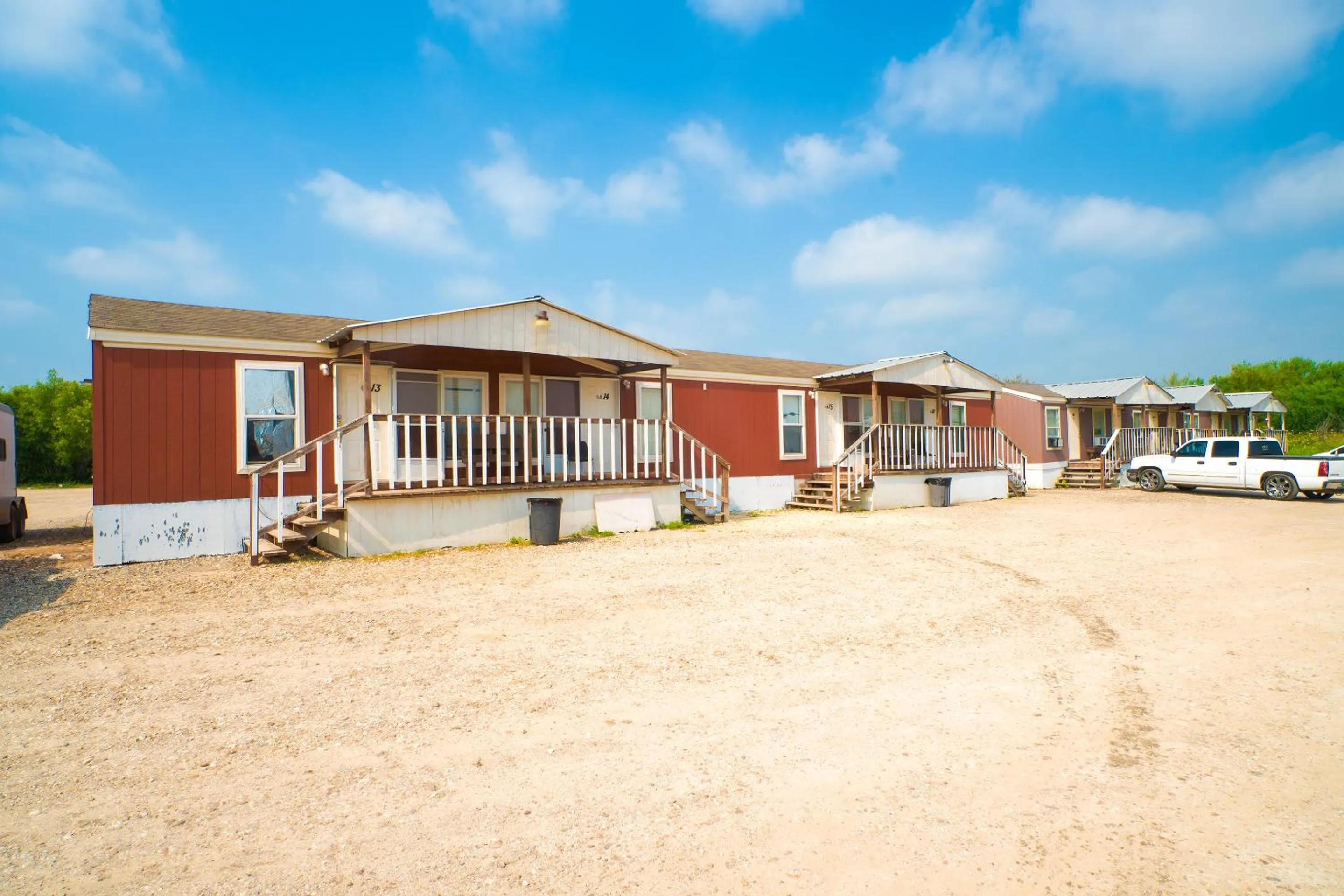 Facade/entrance in Grand Eagle Ford Lodge & RV Park