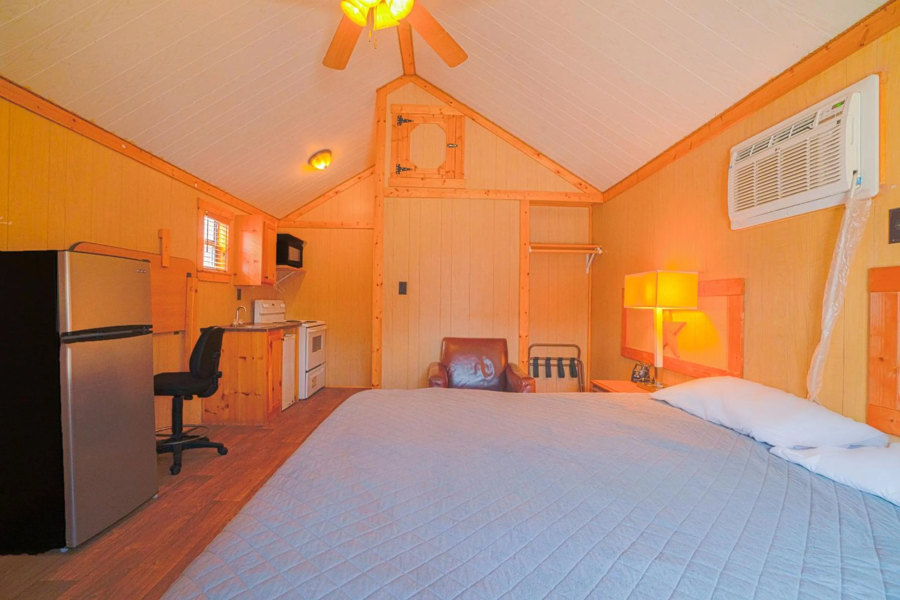 Bedroom, Bed in Grand Eagle Ford Lodge & RV Park
