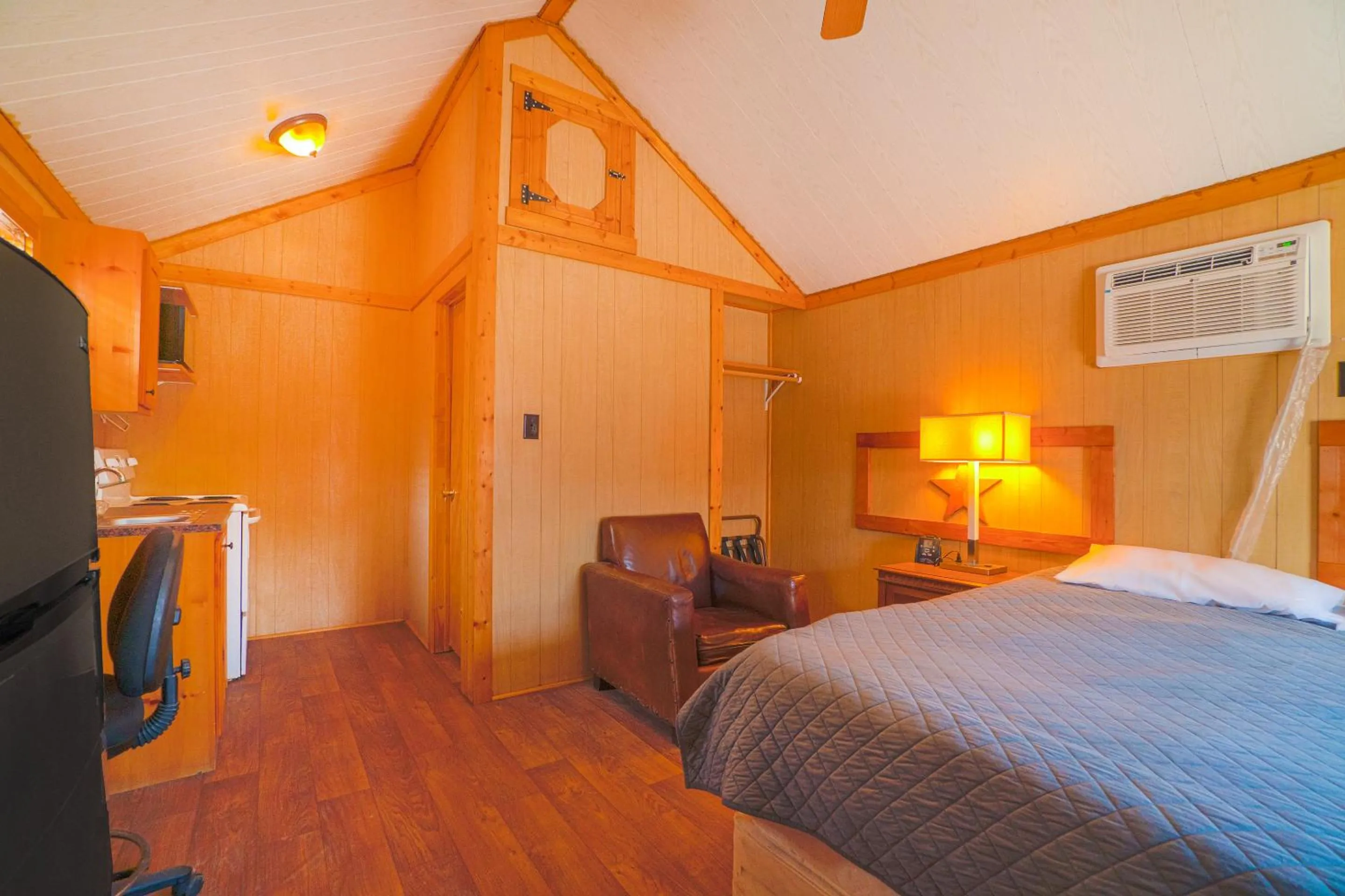 Bedroom, Bed in Grand Eagle Ford Lodge & RV Park