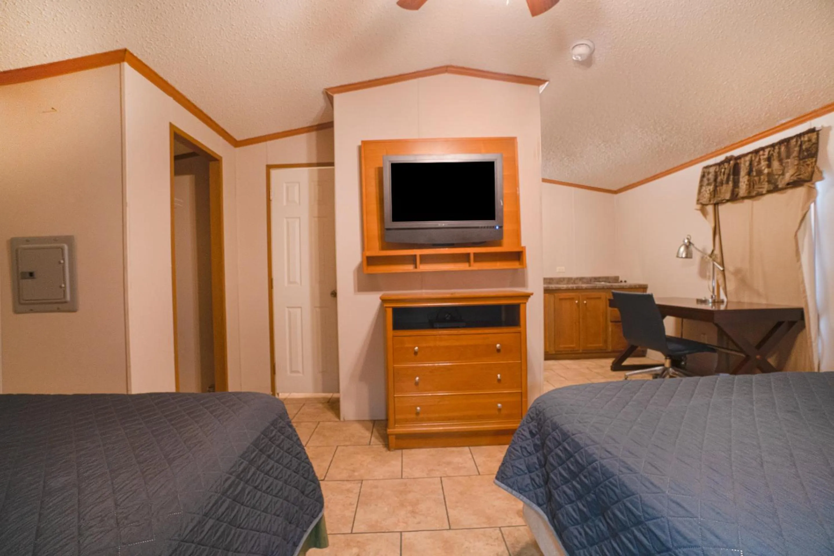 Bedroom, Bed in Grand Eagle Ford Lodge & RV Park