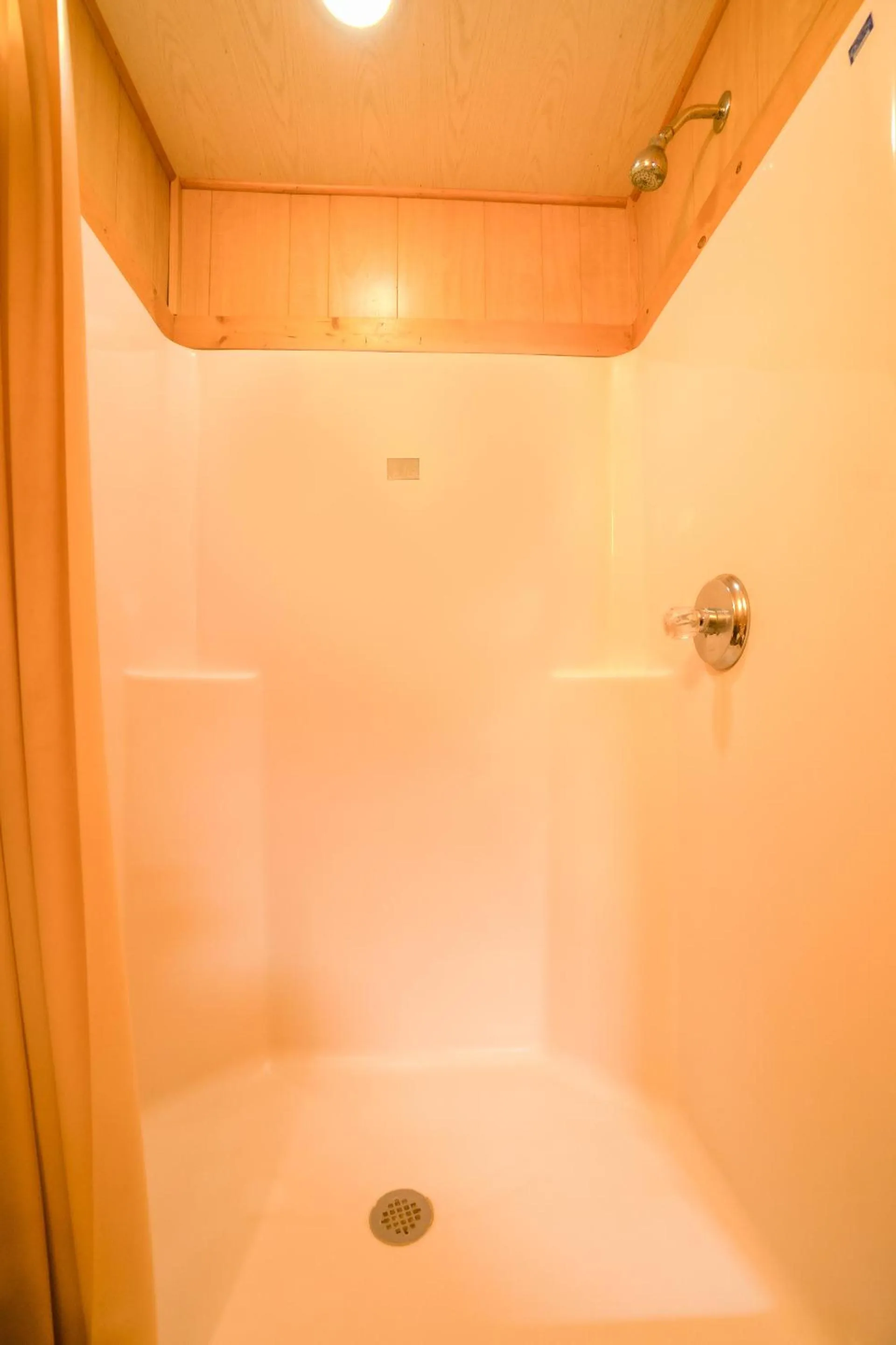 Bathroom in Grand Eagle Ford Lodge & RV Park