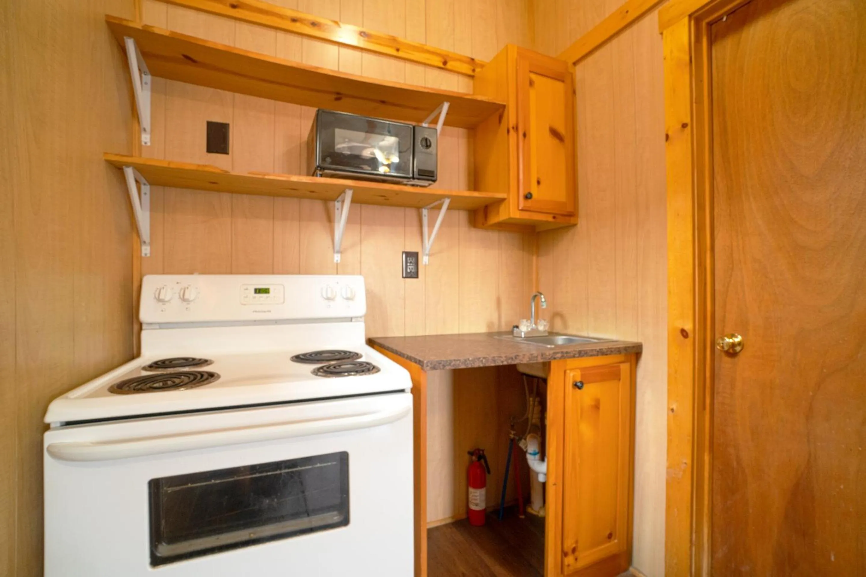 Kitchen or kitchenette in Grand Eagle Ford Lodge & RV Park