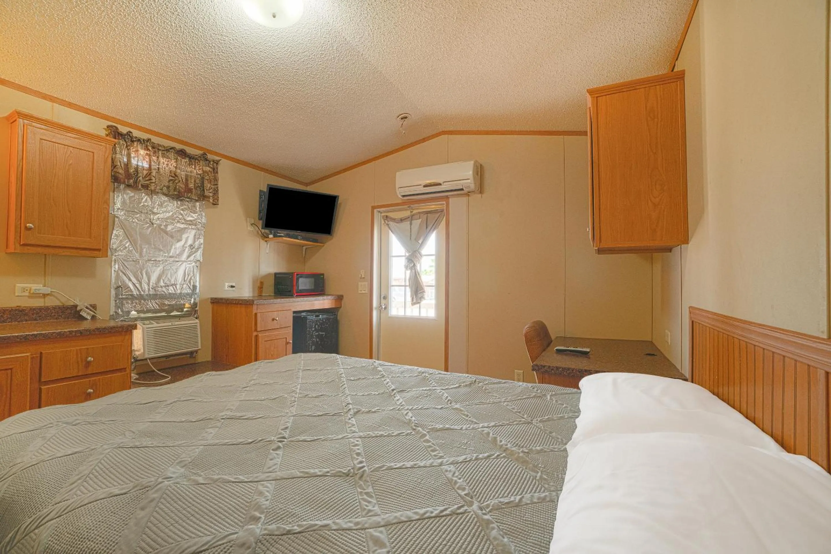 Bedroom, Bed in Grand Eagle Ford Lodge & RV Park