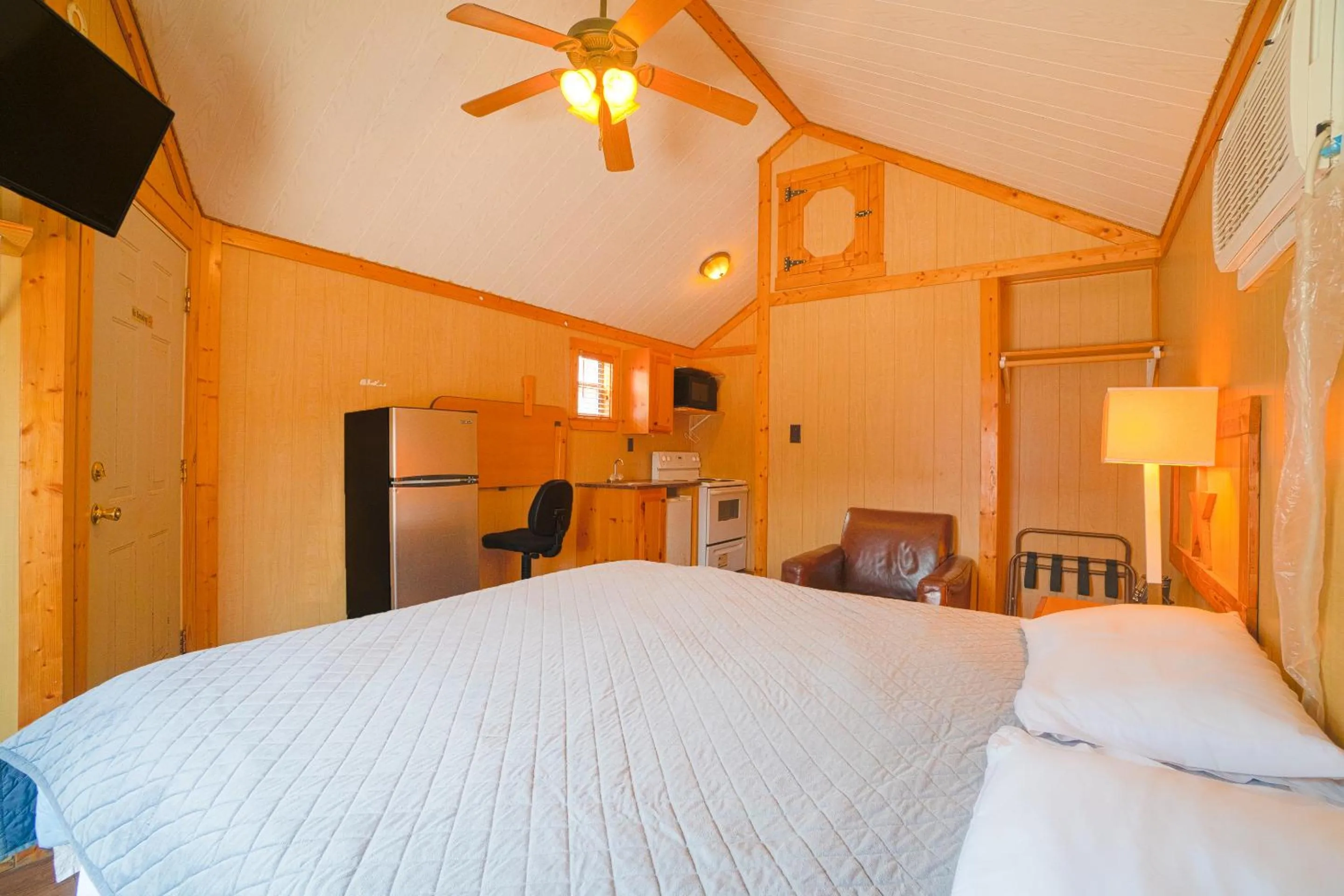 Bedroom, Bed in Grand Eagle Ford Lodge & RV Park