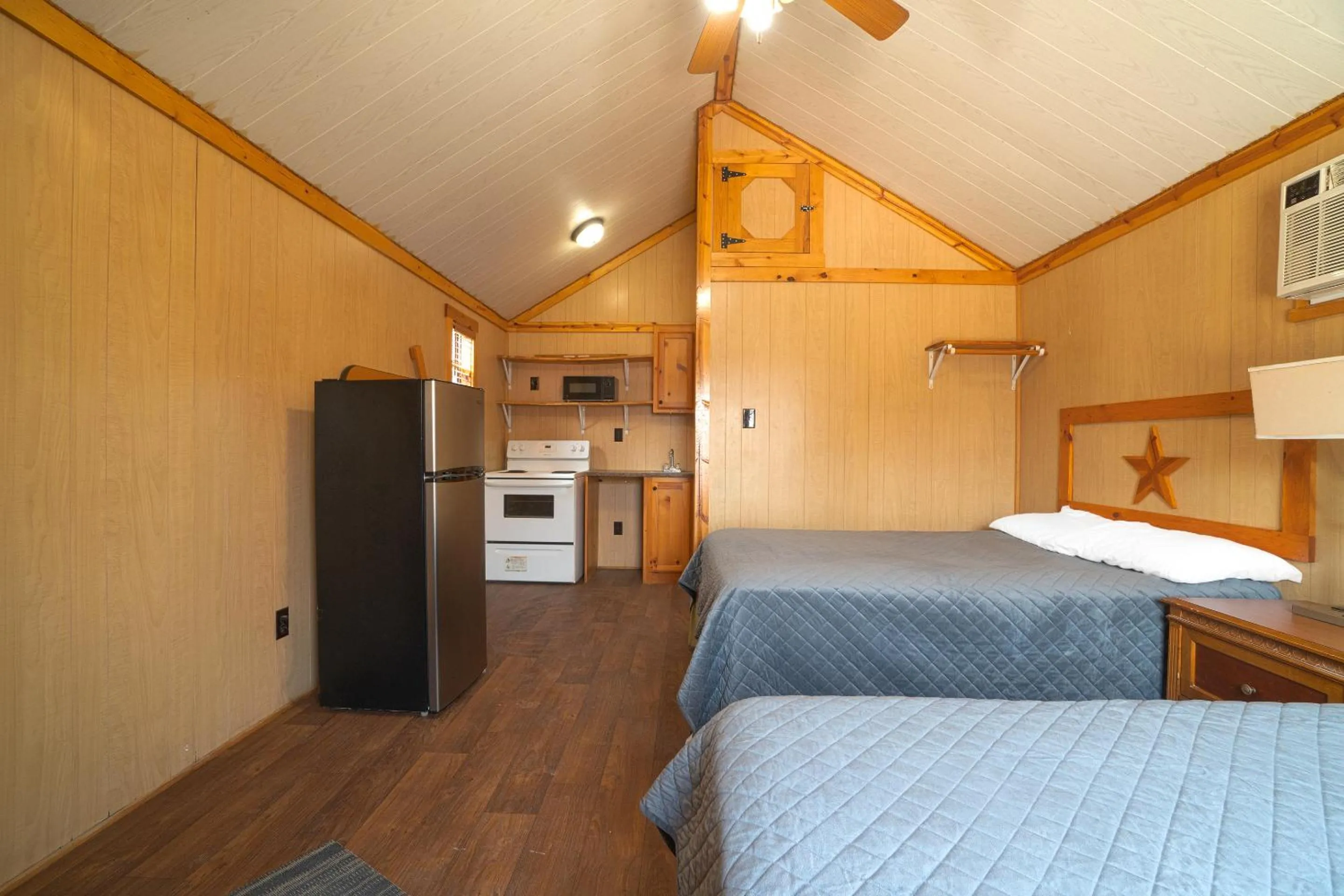 Bedroom, Bed in Grand Eagle Ford Lodge & RV Park