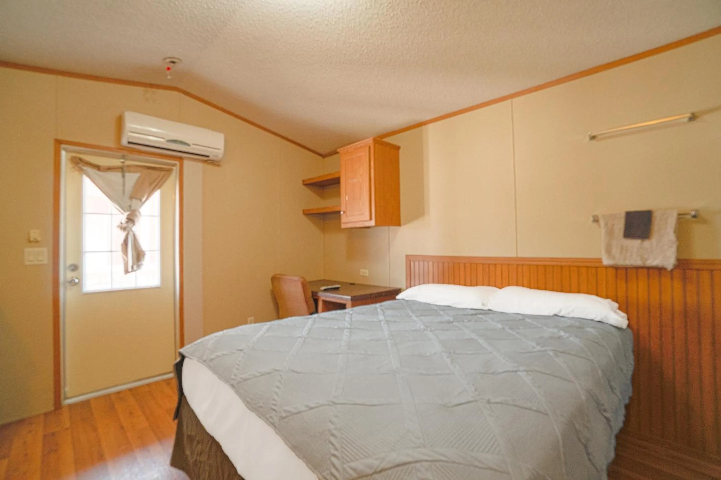 Bedroom, Bed in Grand Eagle Ford Lodge & RV Park
