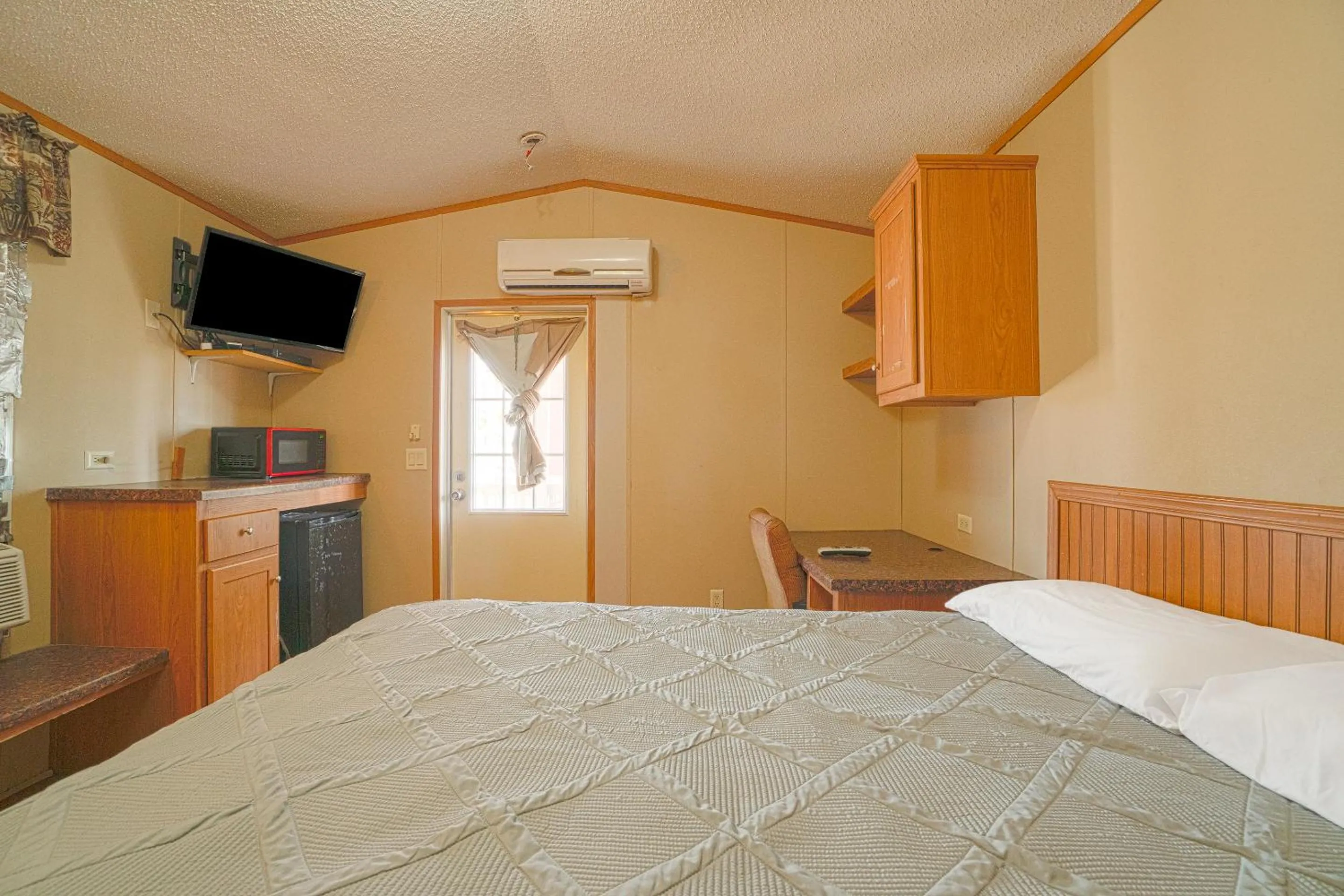 Bedroom, Bed in Grand Eagle Ford Lodge & RV Park