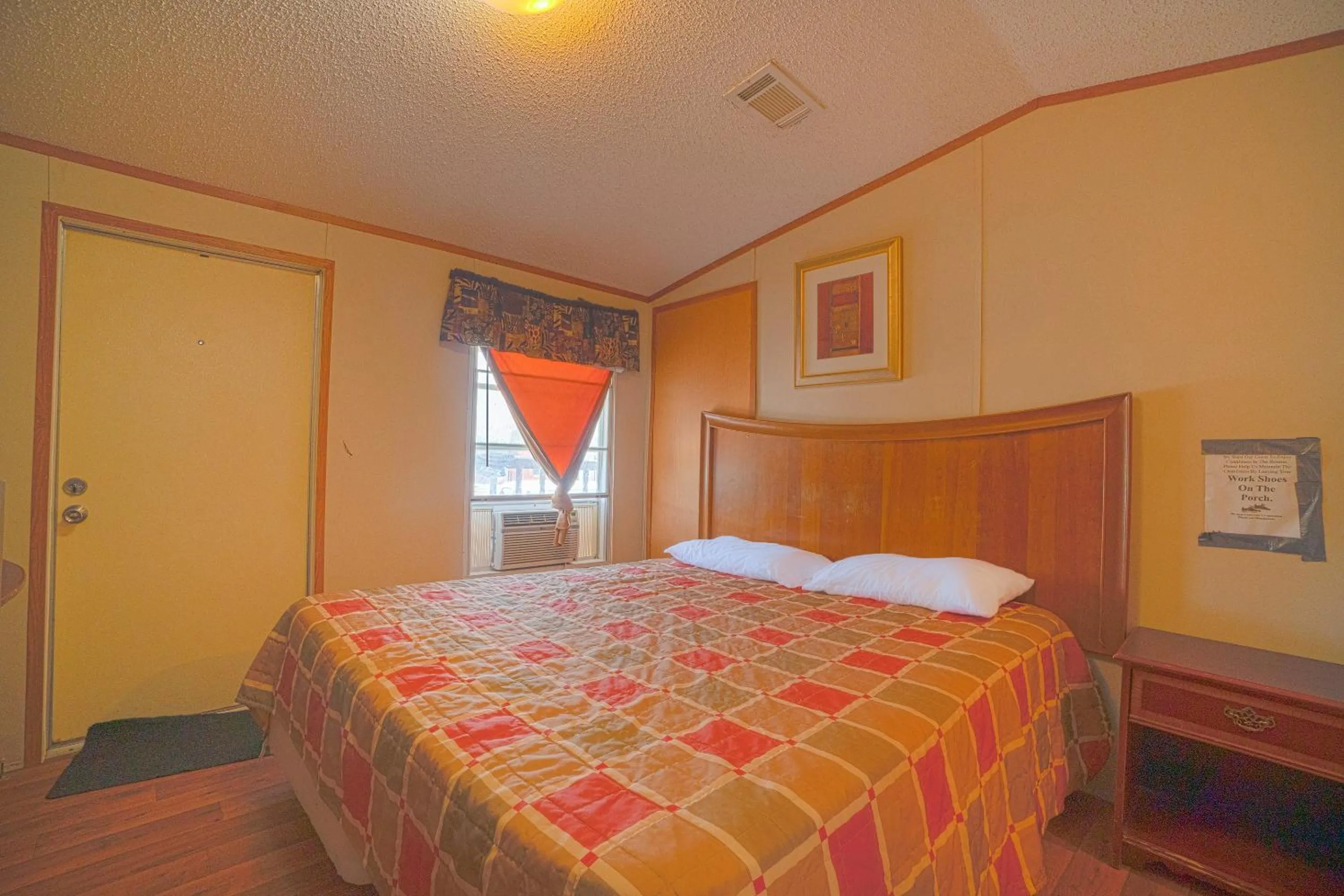 Bedroom, Bed in Grand Eagle Ford Lodge & RV Park