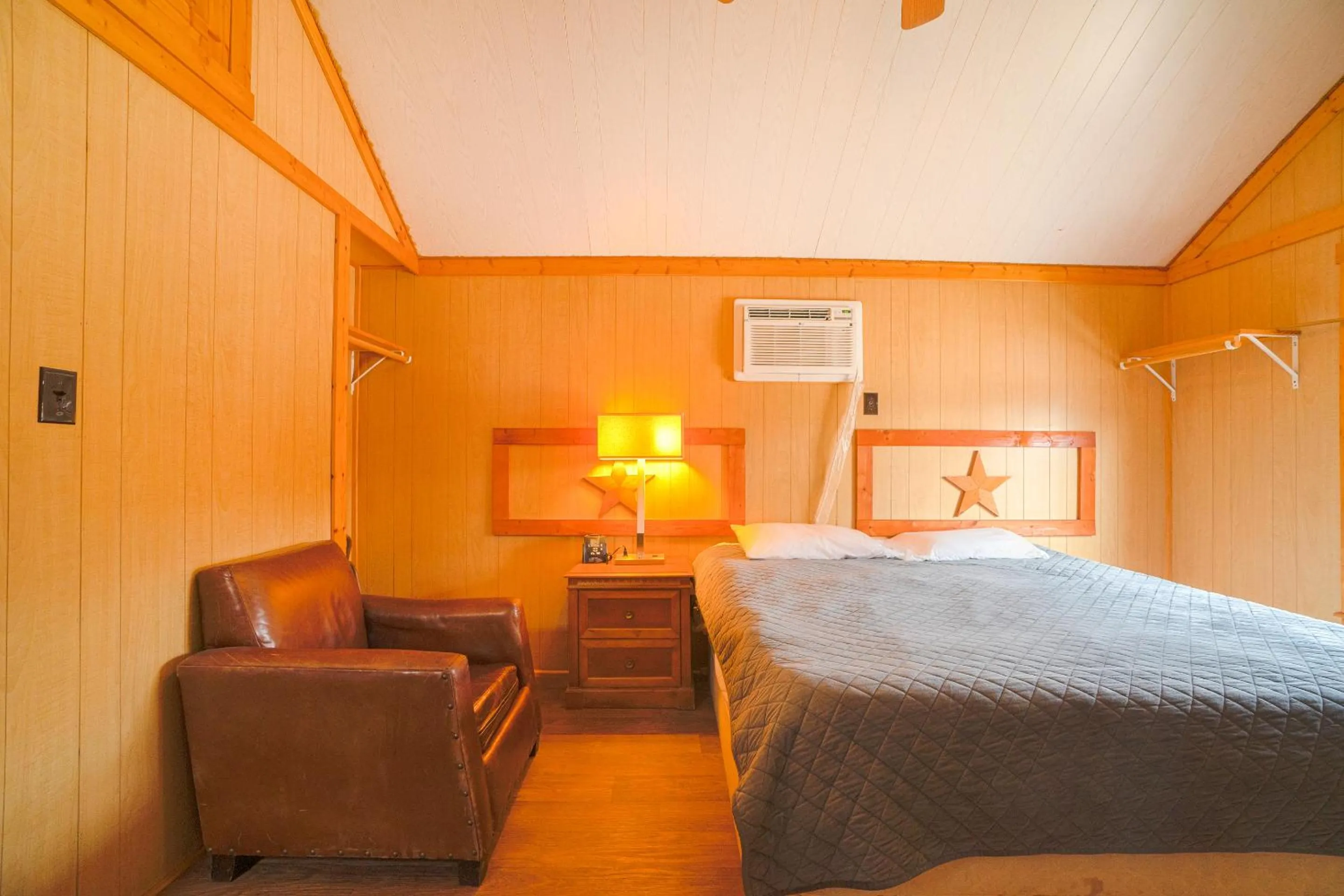 Bedroom, Bed in Grand Eagle Ford Lodge & RV Park