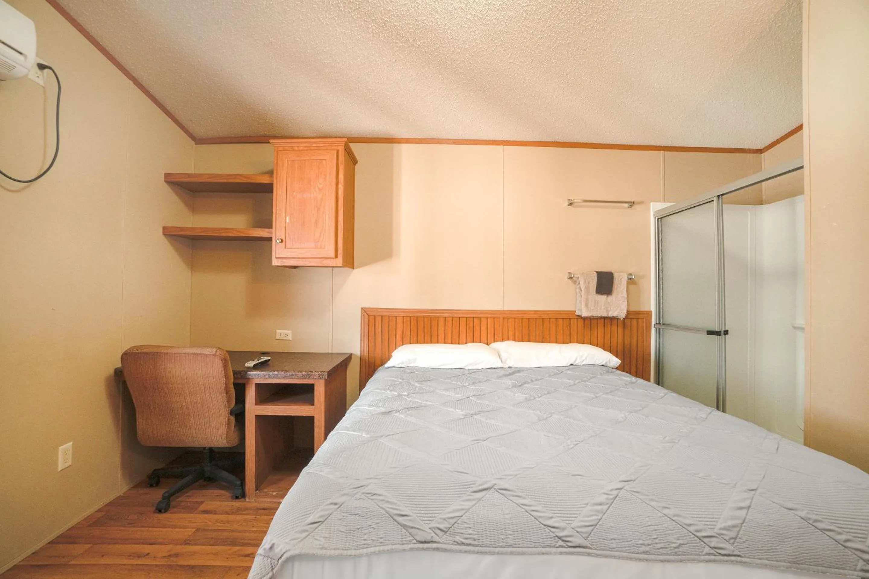 Bedroom, Bed in Grand Eagle Ford Lodge & RV Park