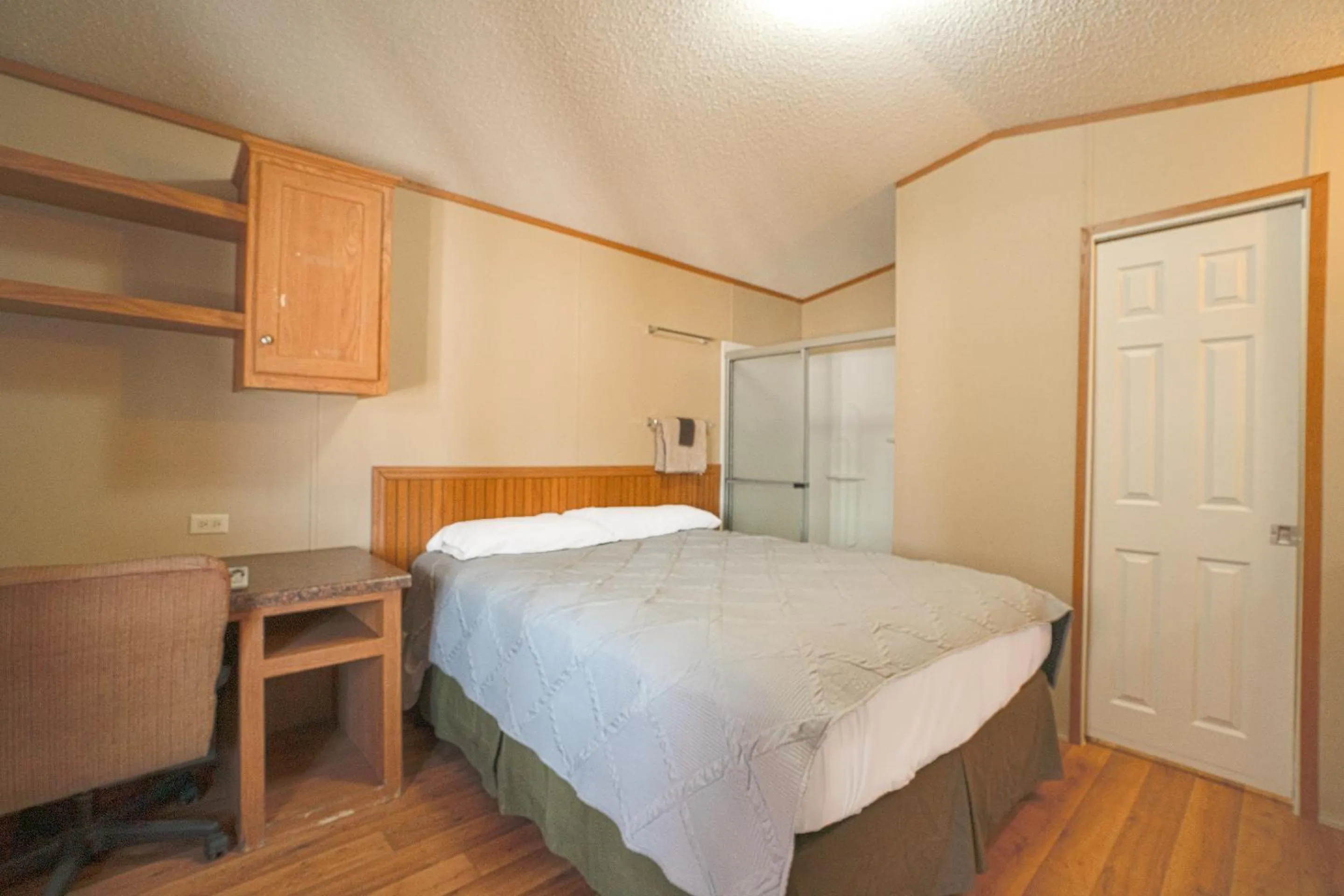 Bedroom, Bed in Grand Eagle Ford Lodge & RV Park