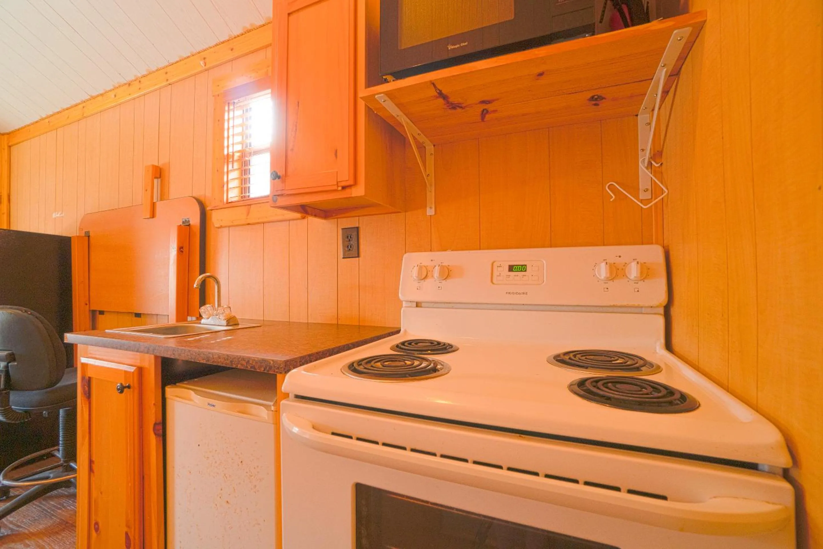 Kitchen or kitchenette in Grand Eagle Ford Lodge & RV Park