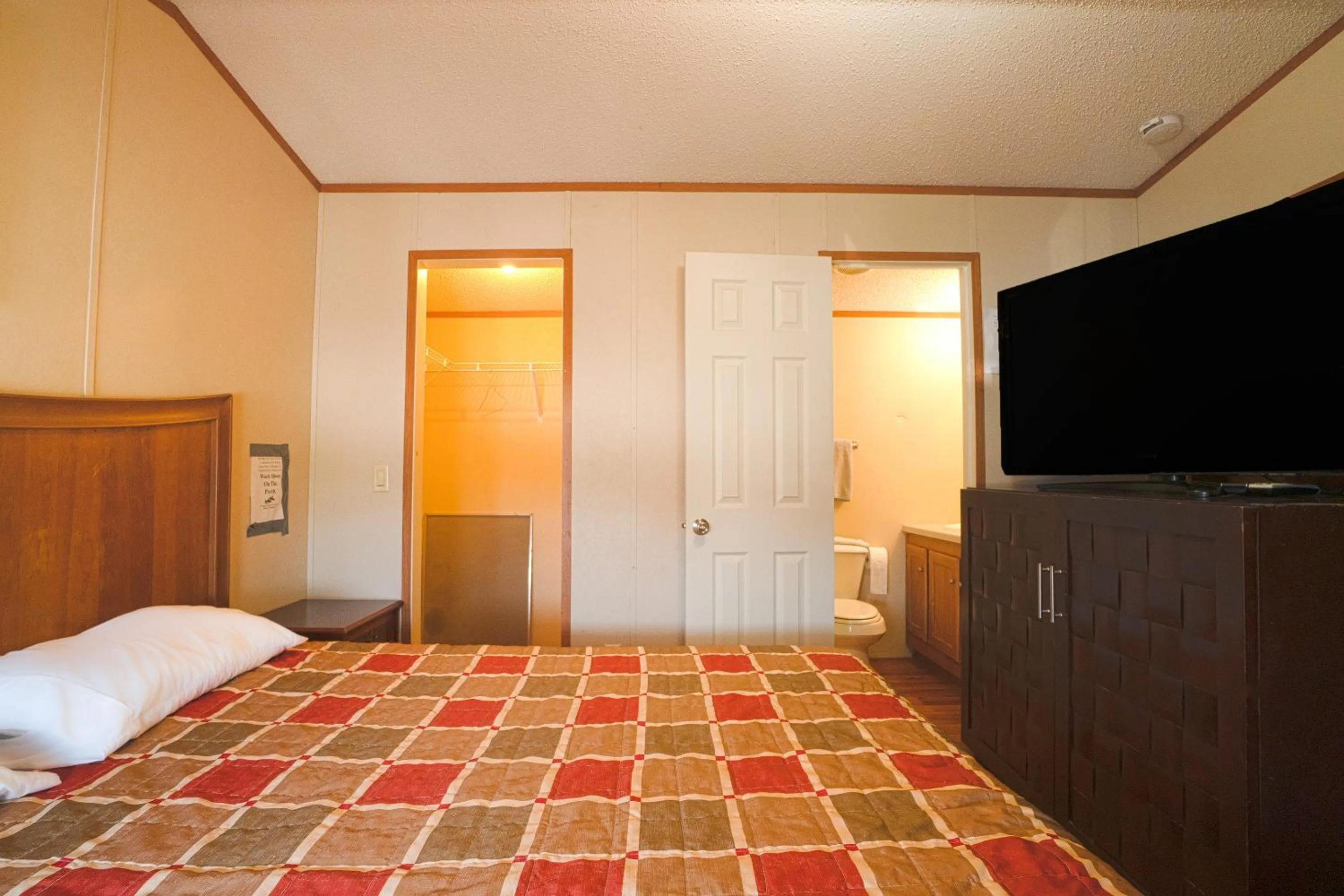 Bedroom, Bed in Grand Eagle Ford Lodge & RV Park
