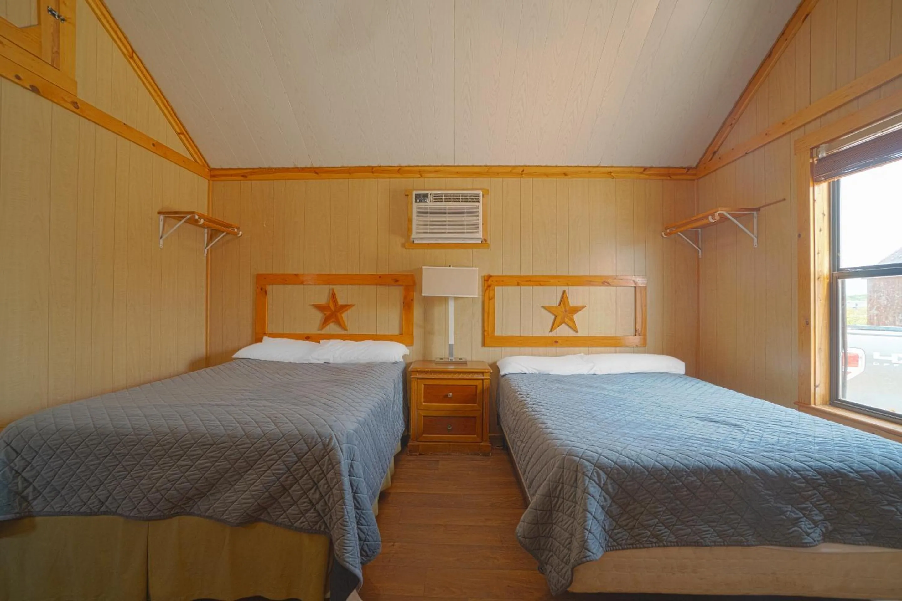 Bedroom, Bed in Grand Eagle Ford Lodge & RV Park